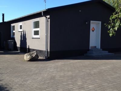 Moderniseret enfamiliehus med stor have og garage