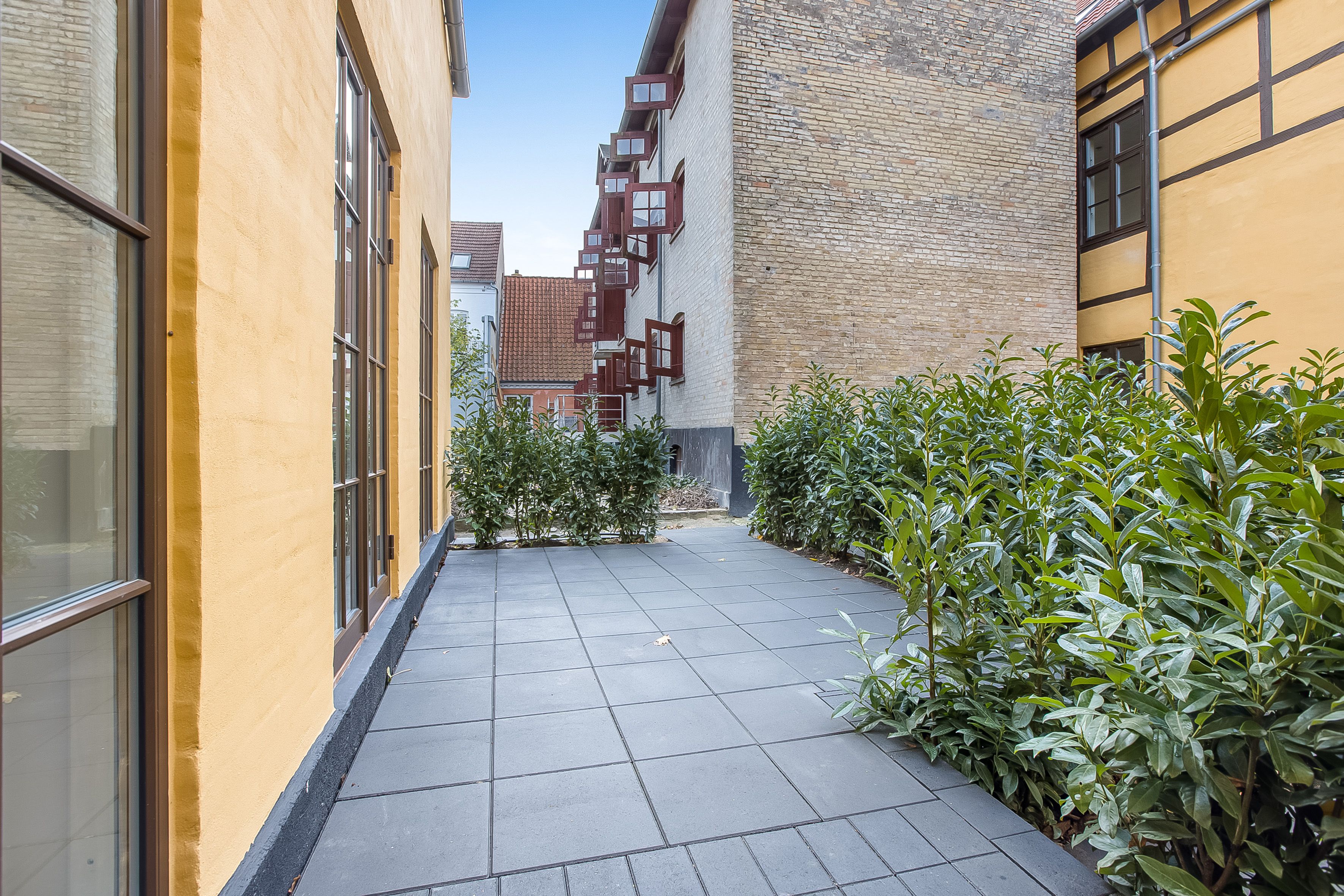 Super lækkert lejlighed i den total renoveret Postgården med ca. 8 m2 have