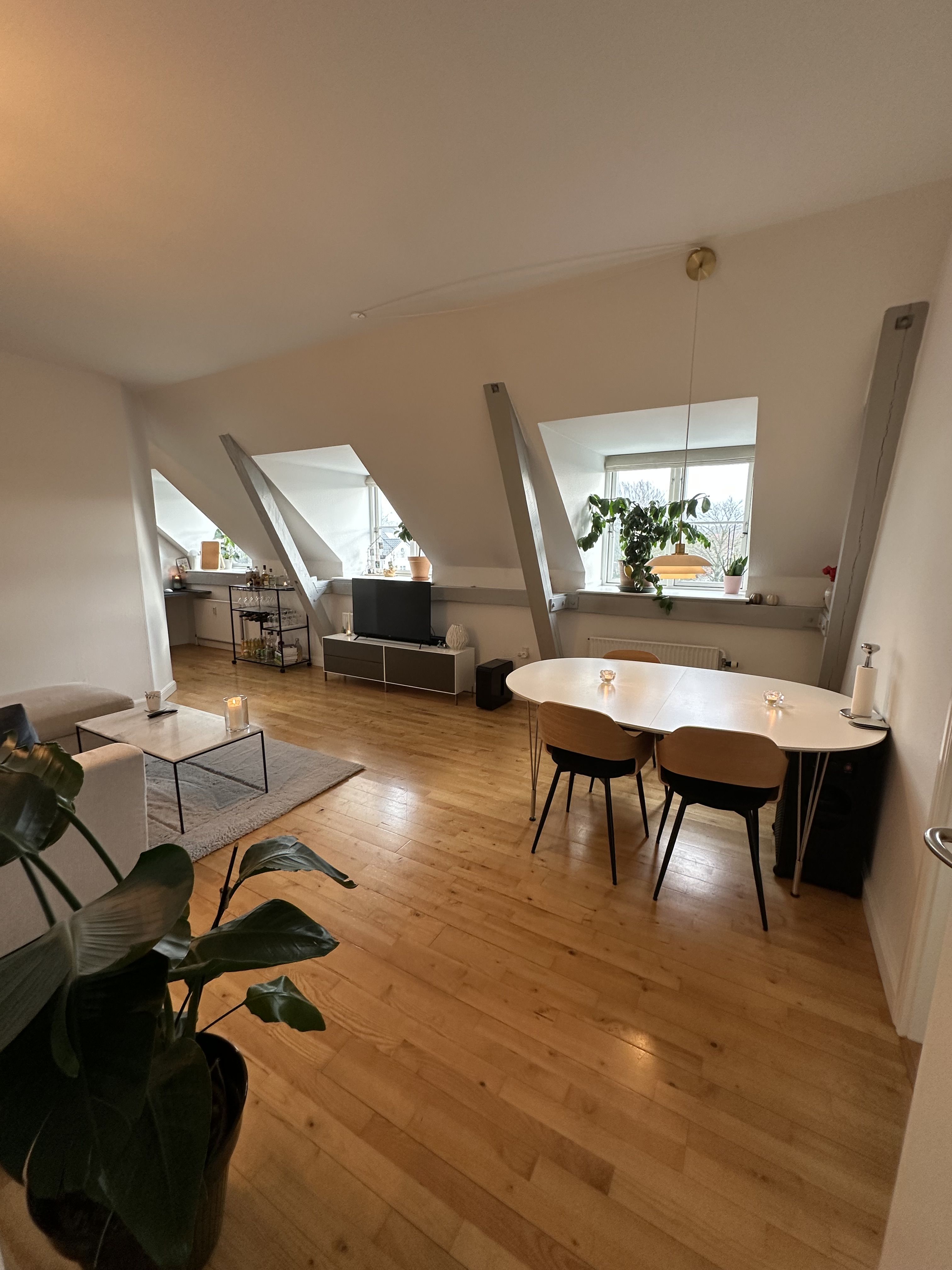 🏡 Lys og rummelig 2 værelses lejlighed til leje – 71 kvm + stort kælderrum og elevator i opgangen🏡