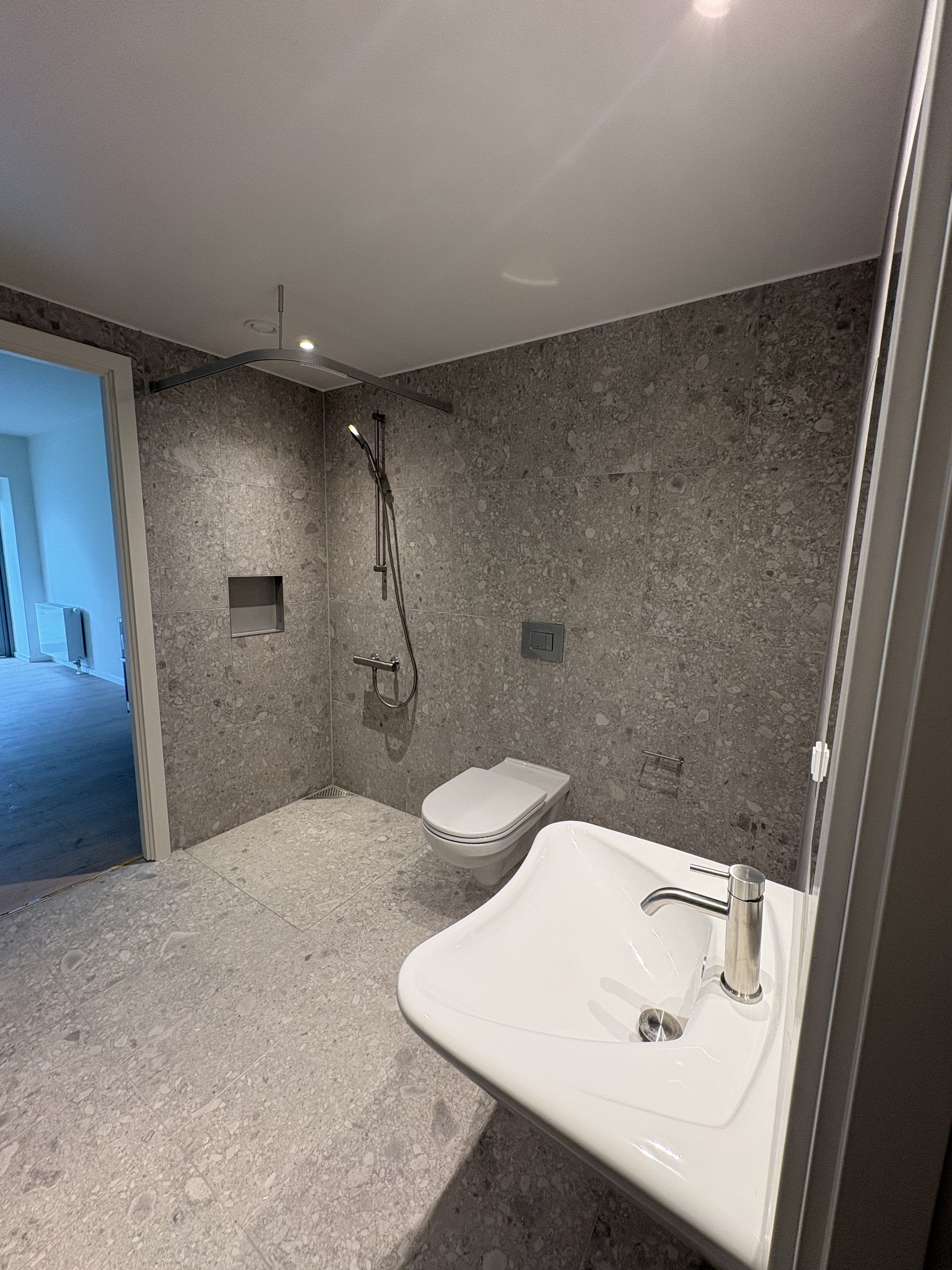 Stuelejlighed med disponibelt rum og privat terrasse