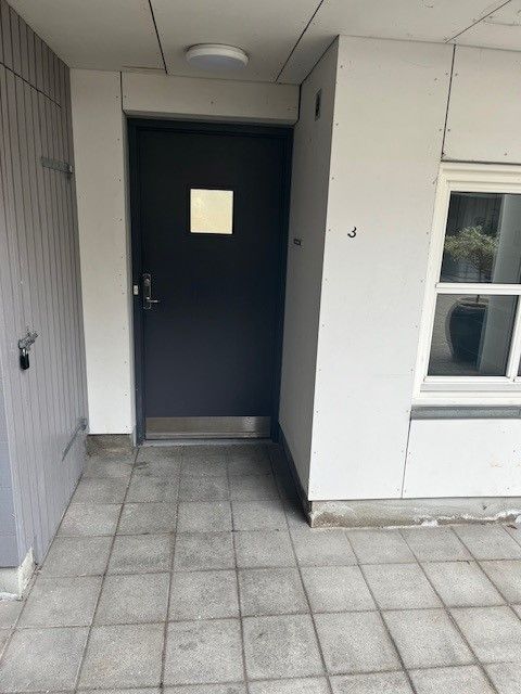 Lys og tilgængelig 2-værelses på 70 m2 nær Aalborg Storcenter – elevator, parkering og egen kombi vask/tør