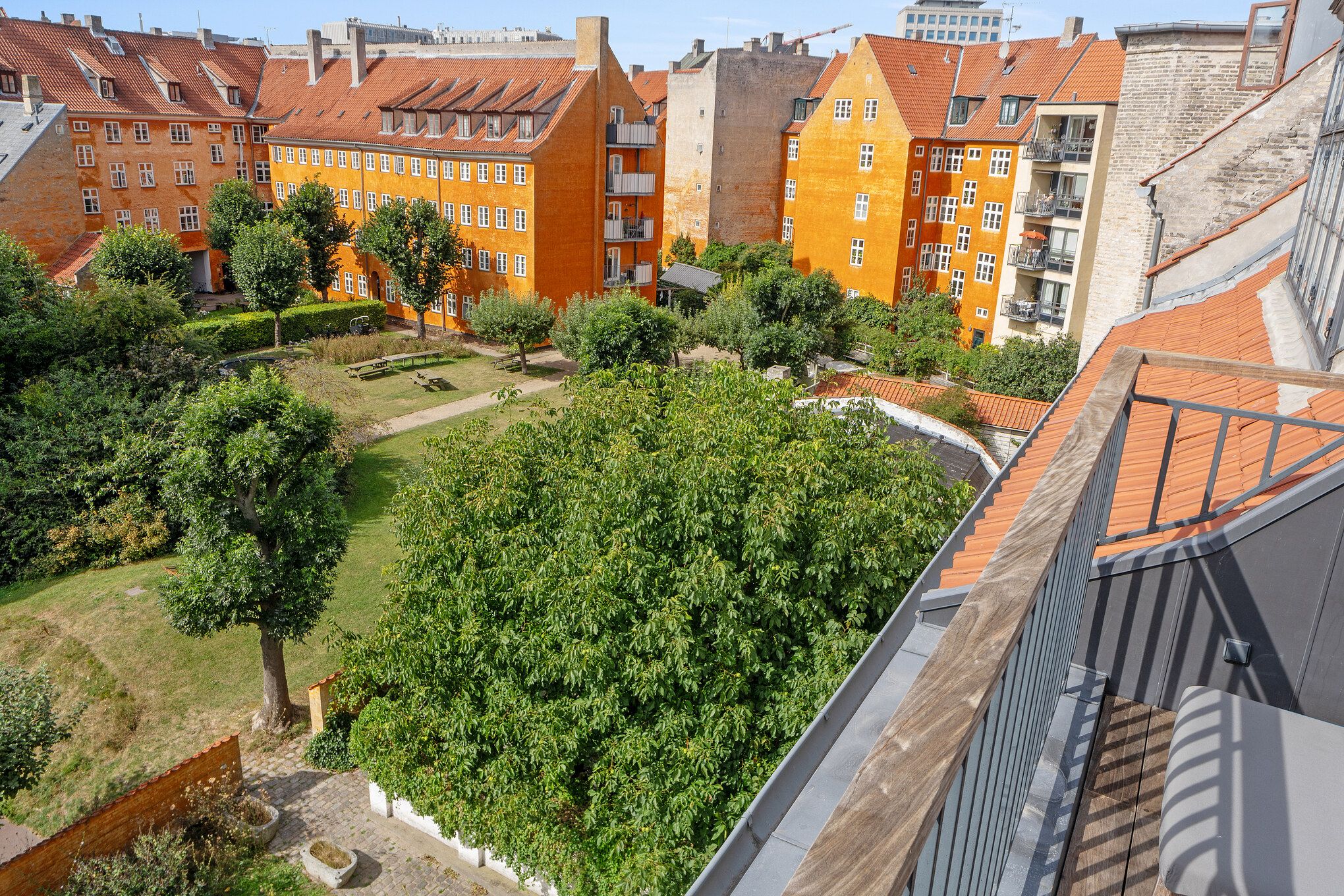 Penthouse med tagterrasse og garage i det allerældste København.