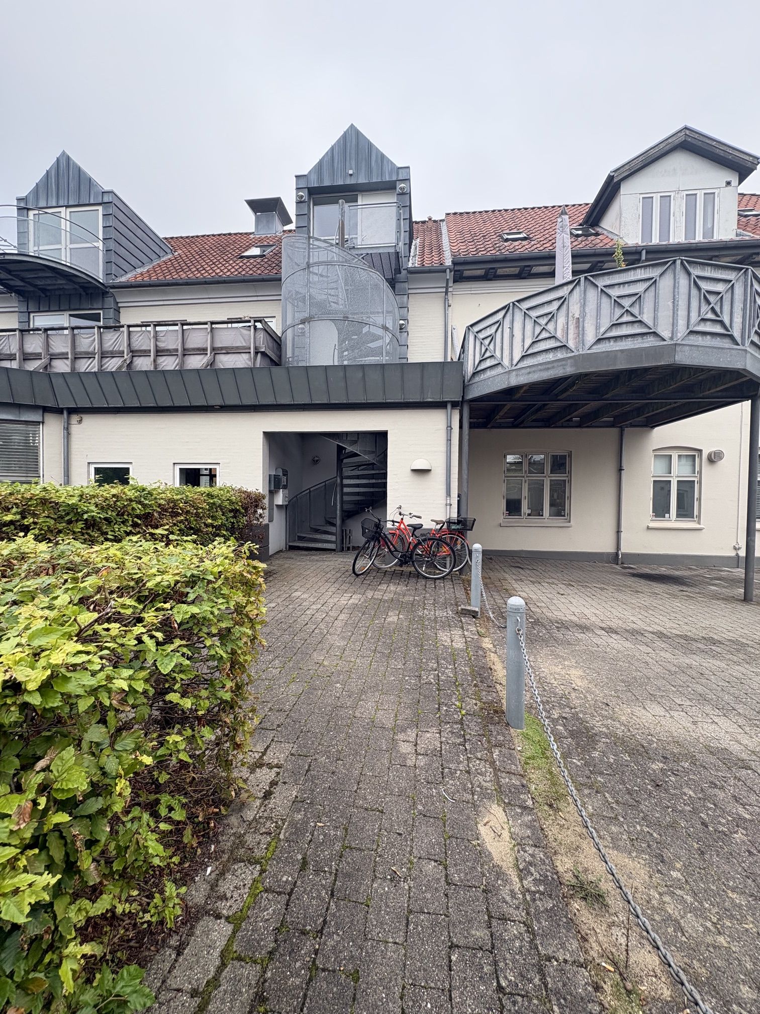 Stor 3. værelses lejlighed med altan