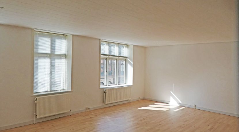 Centralt beliggende velholdt, flot og  rummelig lejlighed med stor terrasse og P-plads i garage