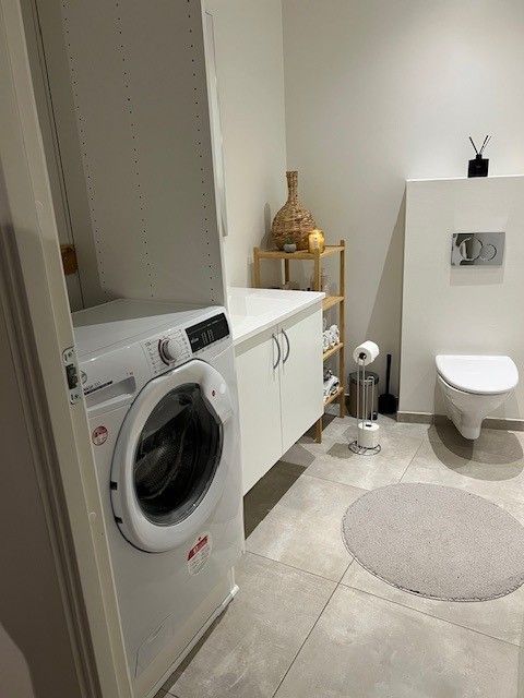 Hyggelig minimalistisk lejlighed med egen gårdhave