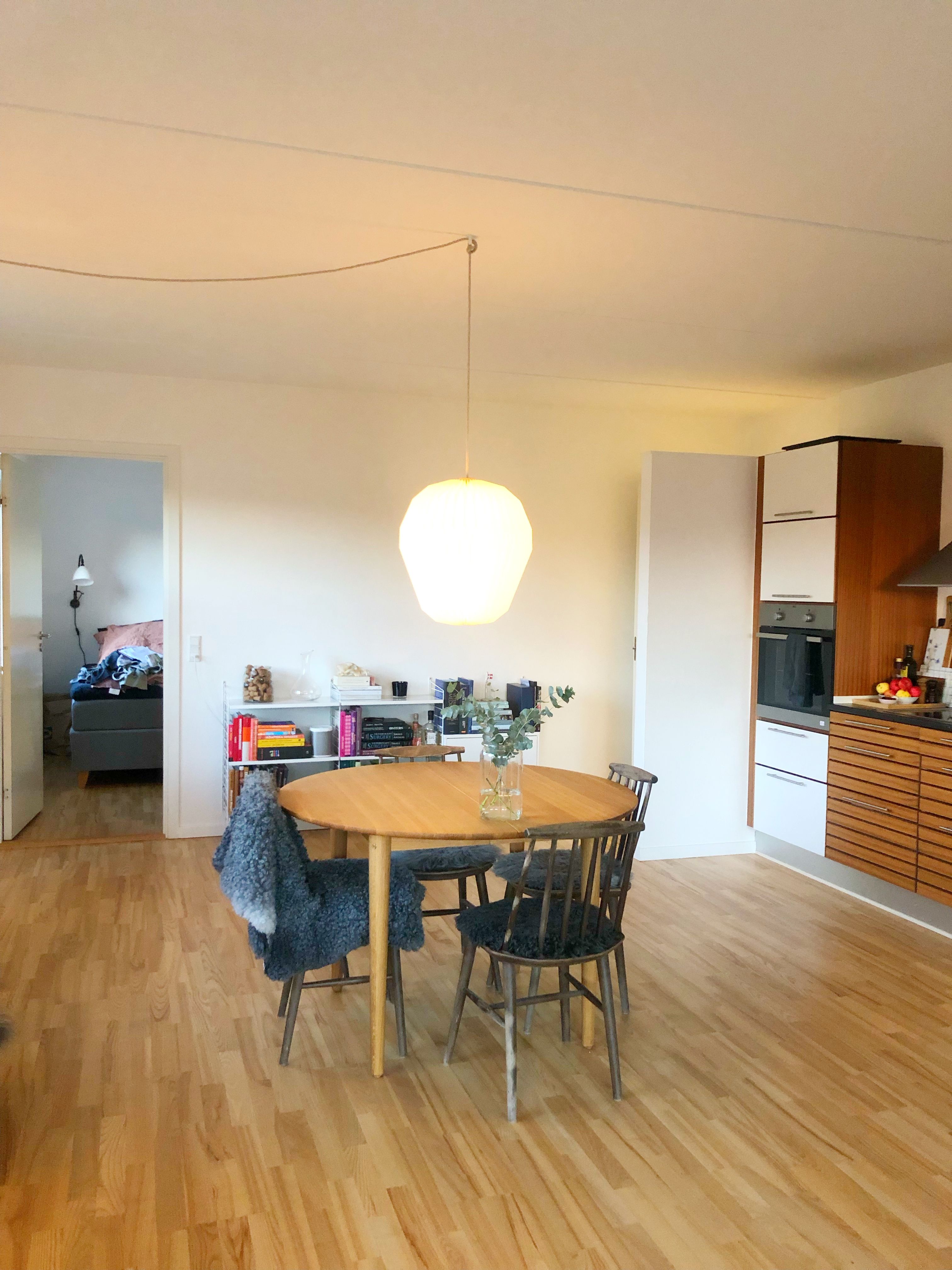 Lys 2-værelses lejlighed i Viborg med terrasse og egen udgang til grønt område