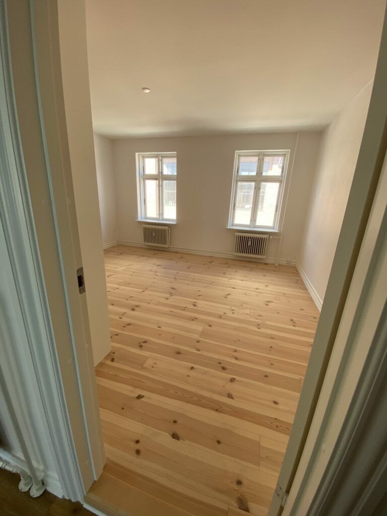Flot renoveret 3-værelses på 97 m2 med stort, grønt gårdmiljø – tæt på Havnefronten, Nordkraft og gågaden