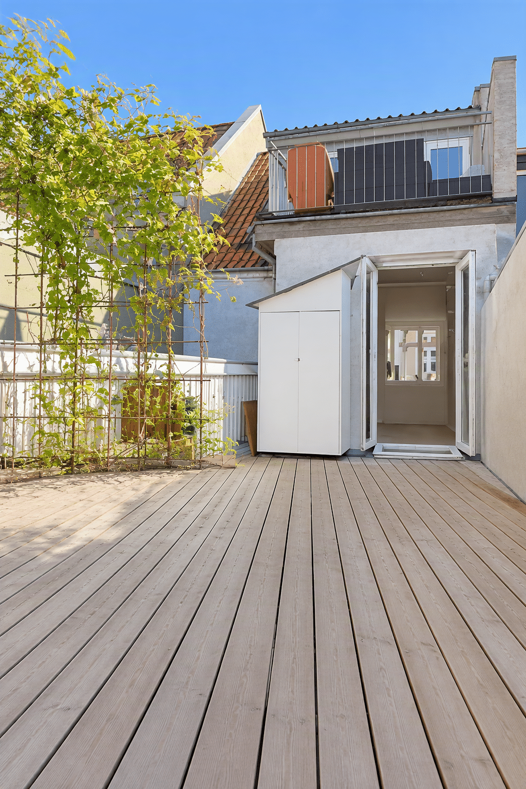 Flot lejlighed med stor terrasse 