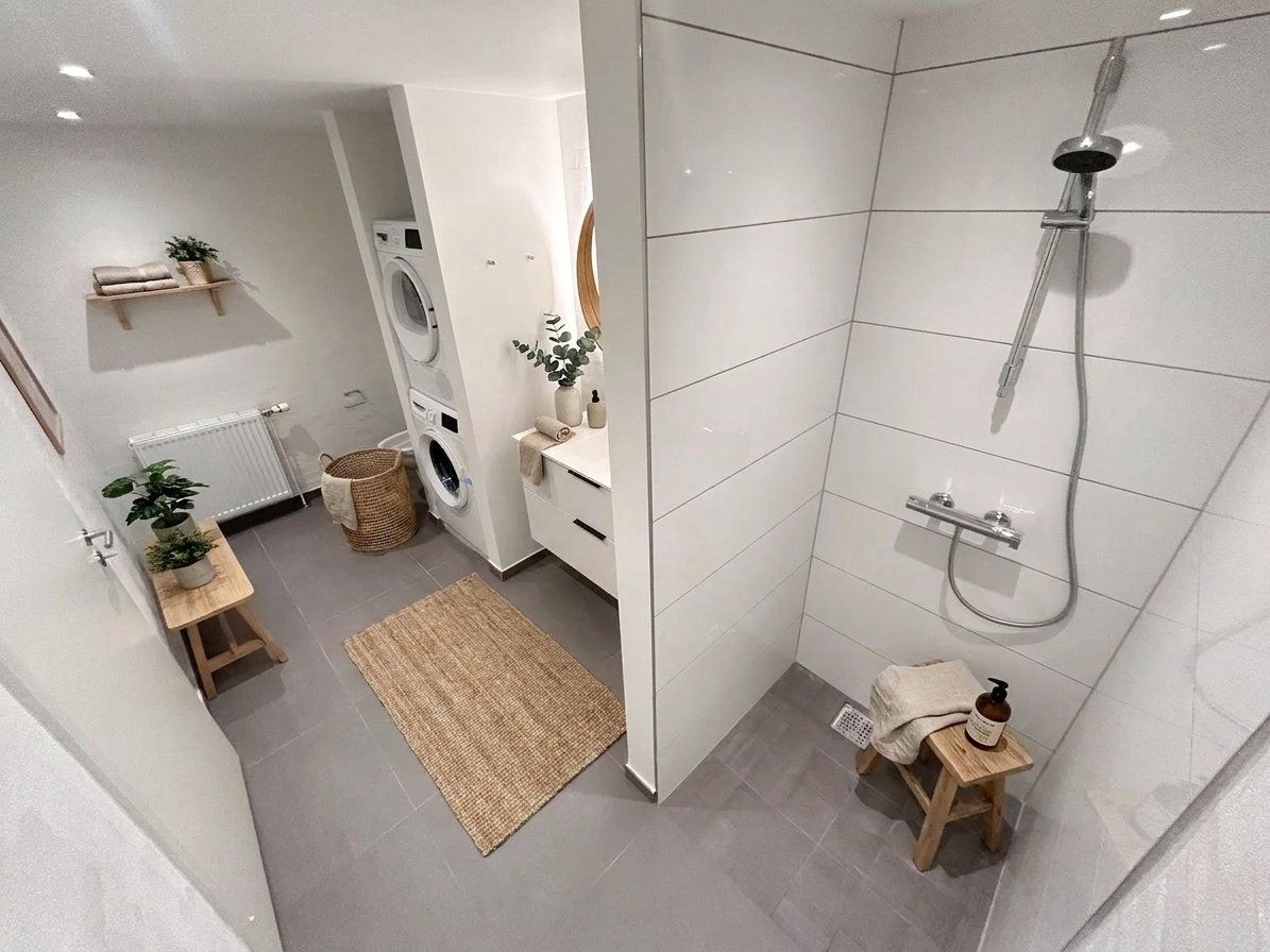 Rummelig og lys 4-værelses på 98 m2 med stort køkken-alrum og rummeligt badeværelse med vaskesøjle