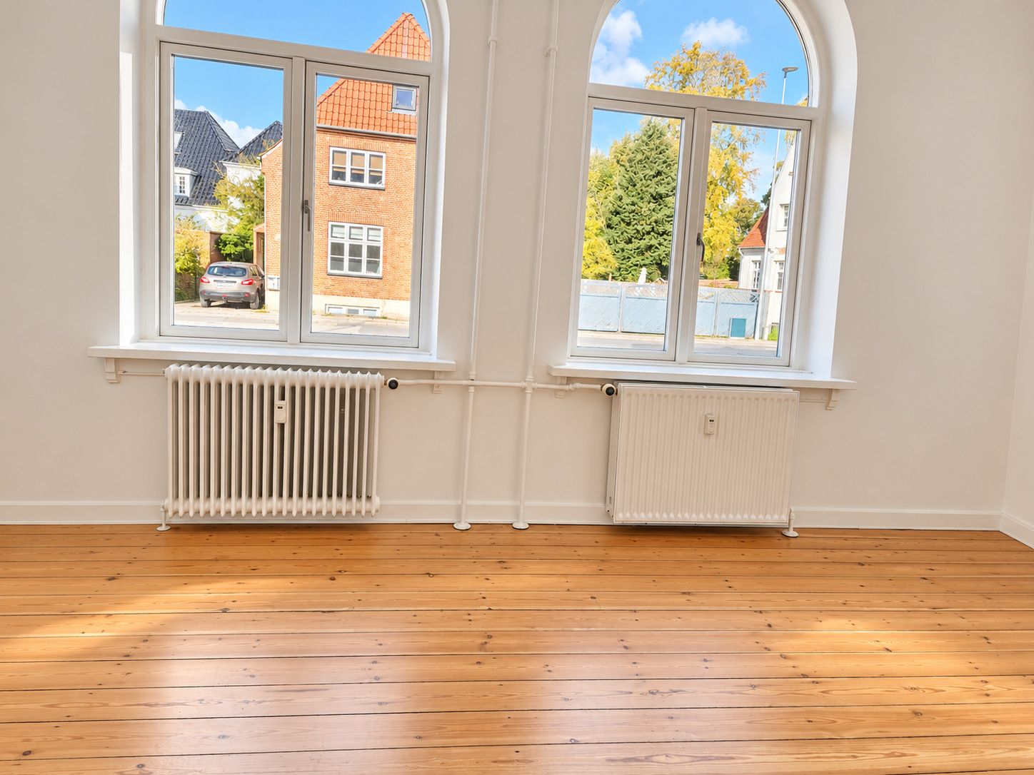Totalrenoveret 2-værelses lejlighed på 62 m² – med charme, lys og udgang til det grønne
