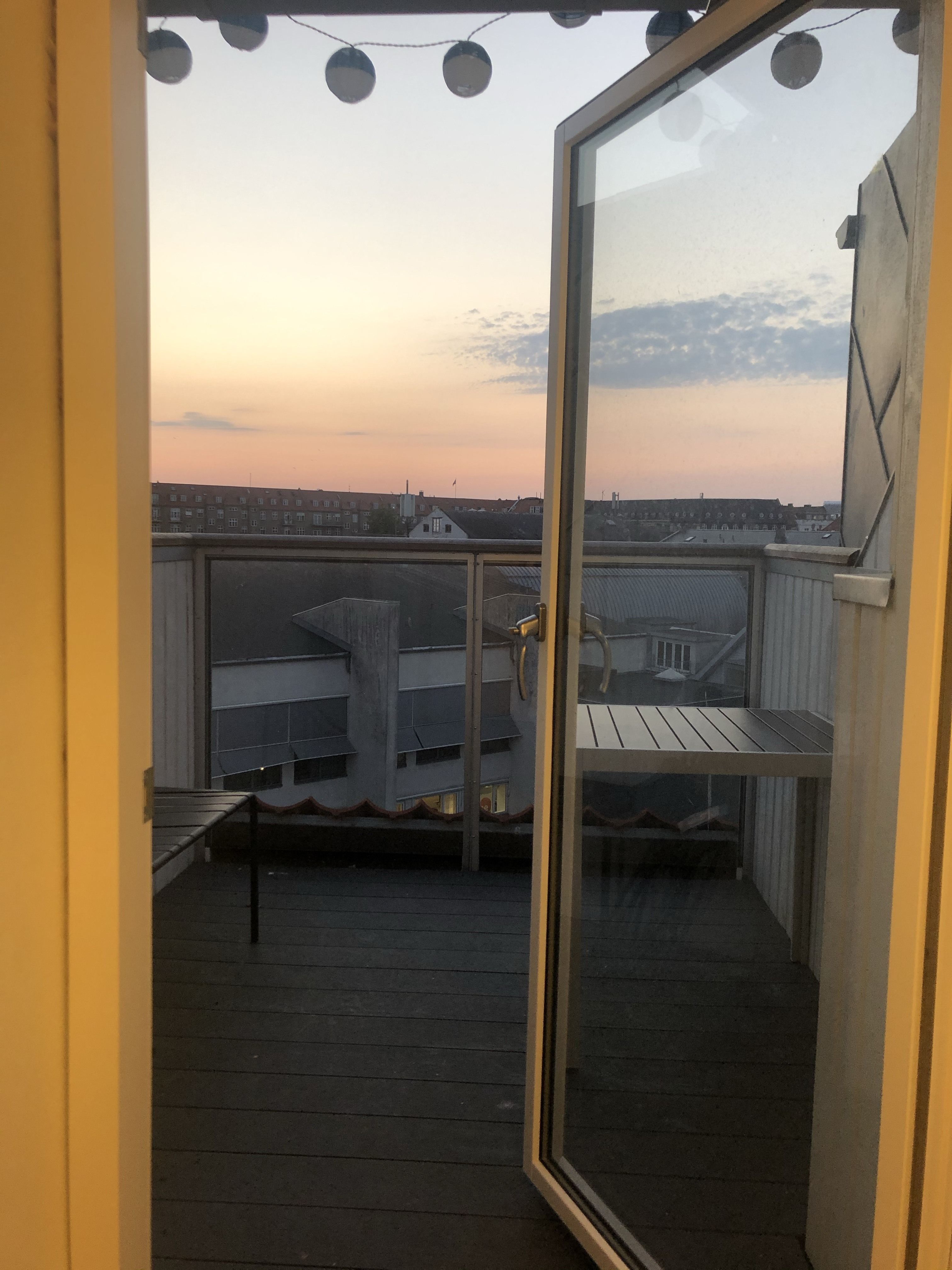 Dejligt værelse med eget køkken og flot udsigt.