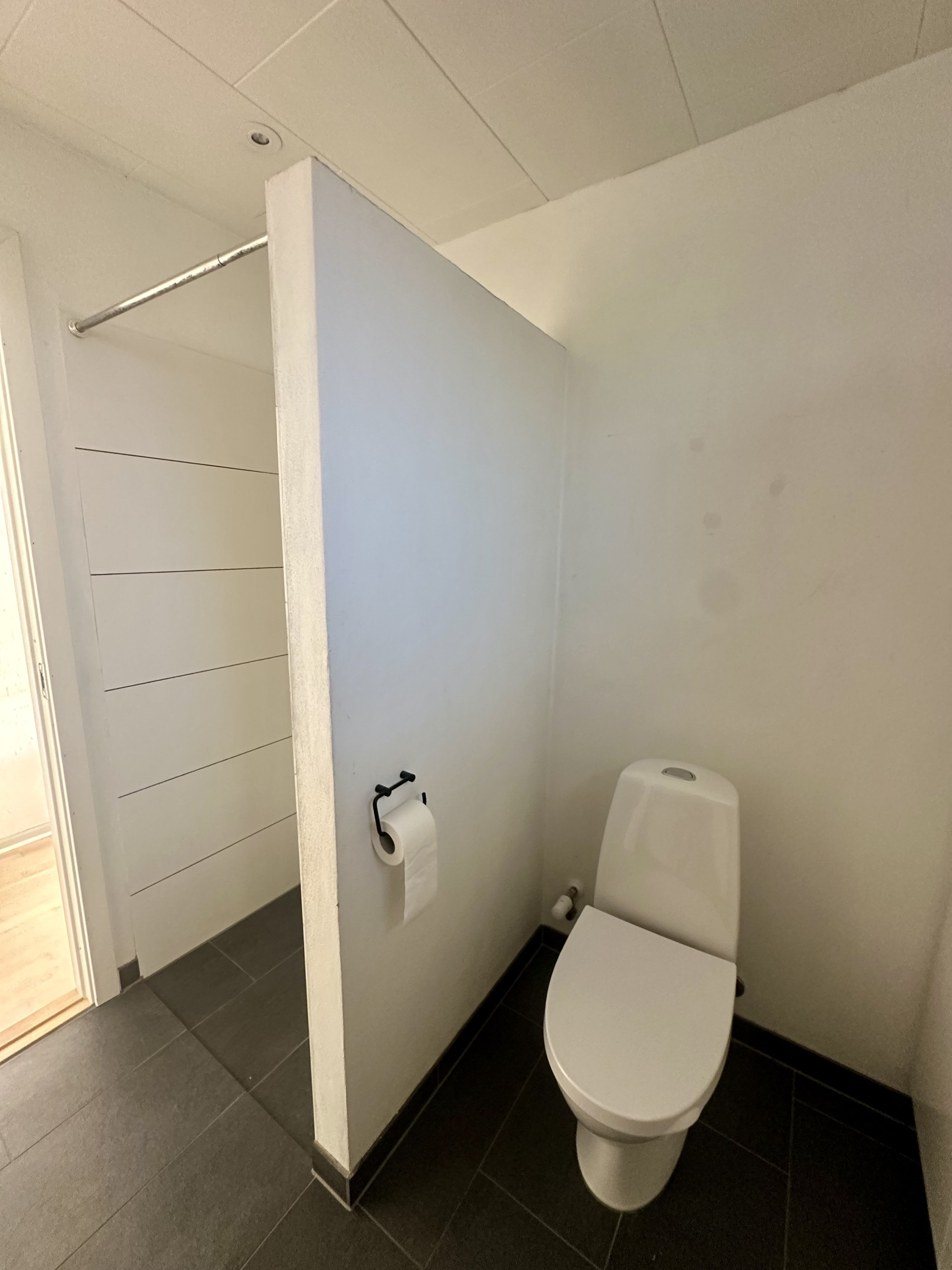 Villa til leje – lys med nyere bad og køkken samt have