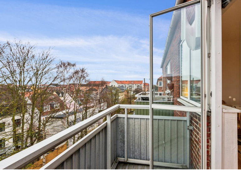 Semi-furnished apartment with separate kitchen and sleeping area - close to metro and beach