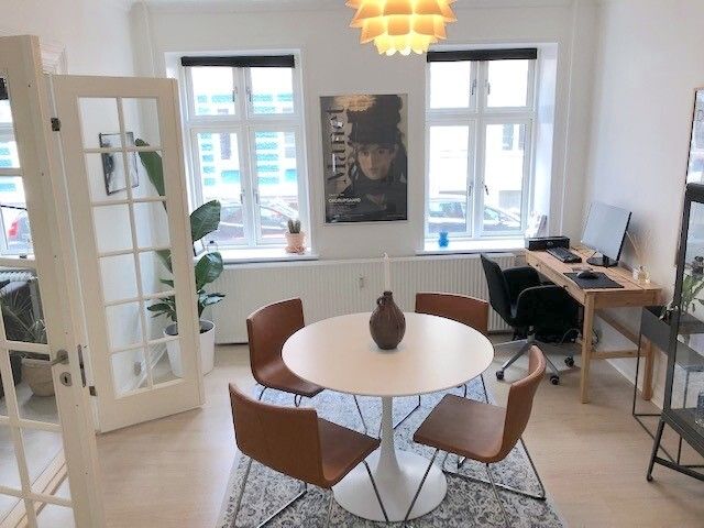 Lys 2-værelses på 69 m2 med altan og klassiske detaljer