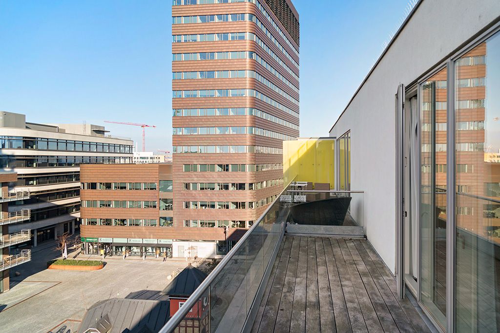 Lys og moderne 3-værelses lejlighed med to store altaner på attraktive Amerika Plads