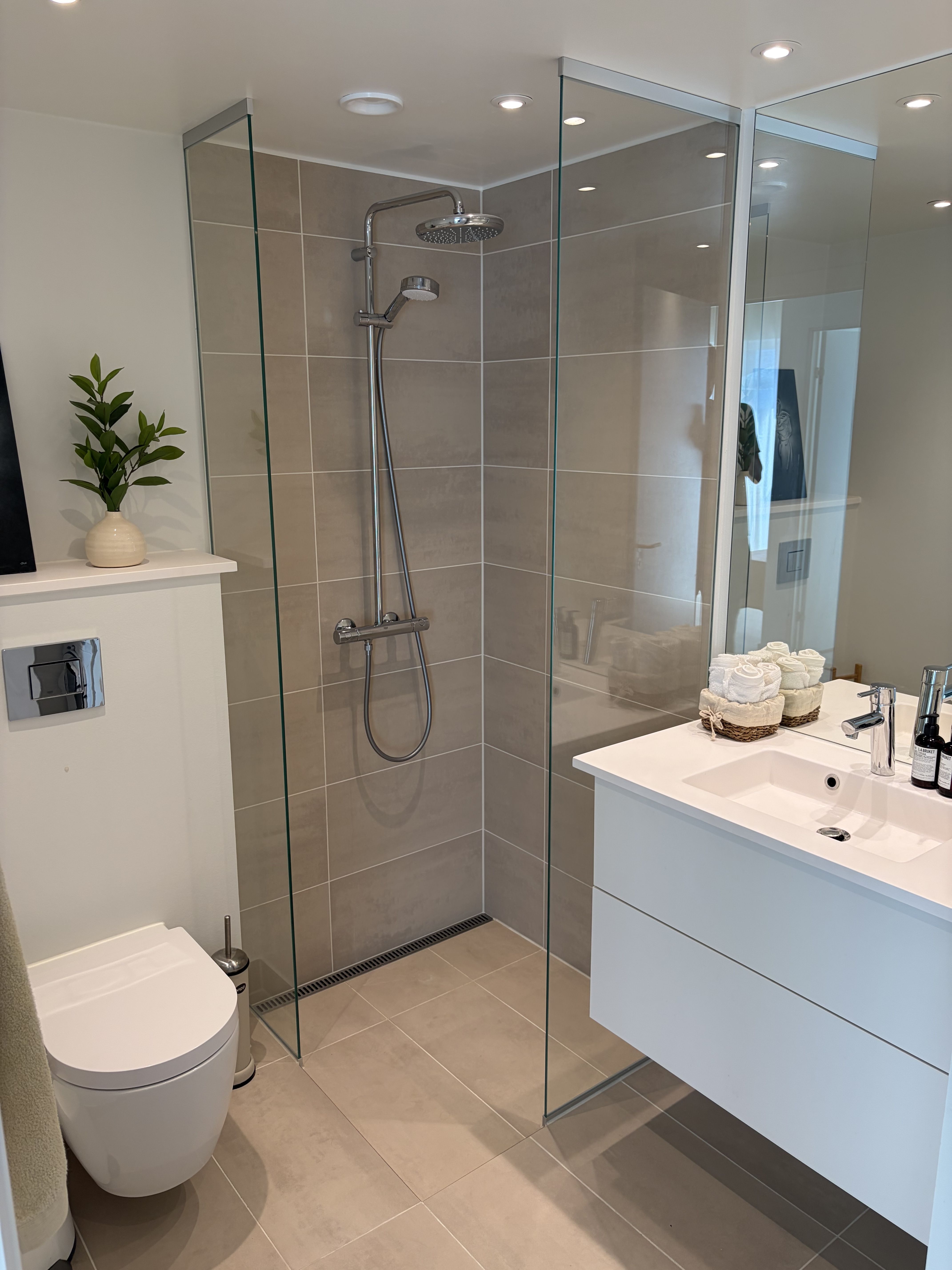 FEMALE ONLY: Compact room w/ own private bathroom in Carlsberg Byen penthouse