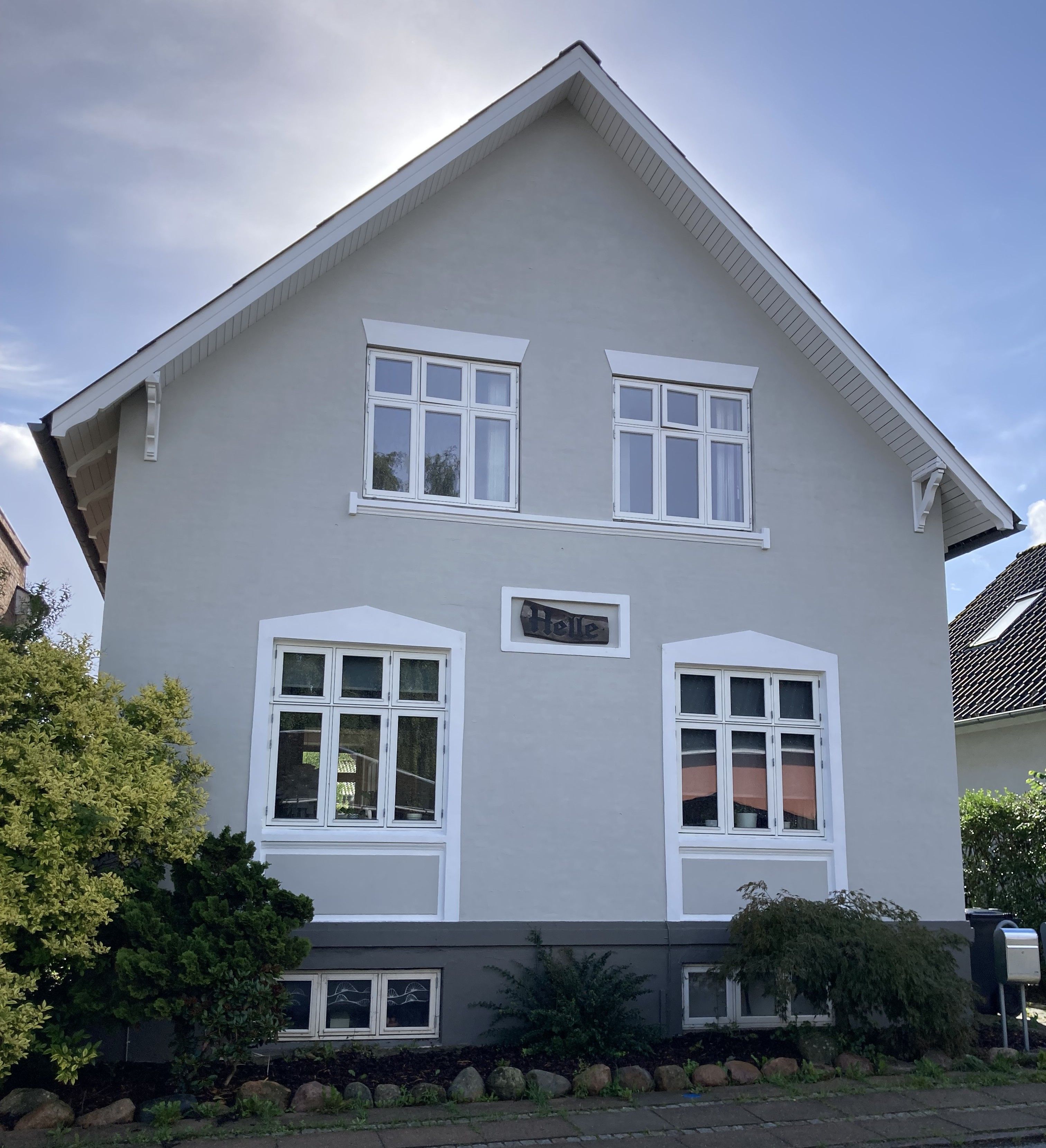 Hyggelig og lys lejlighed med have og egen carport