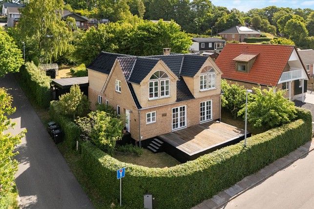 Lys og rummelig villa med plads til hele familien i Laurbjerg, photo 1