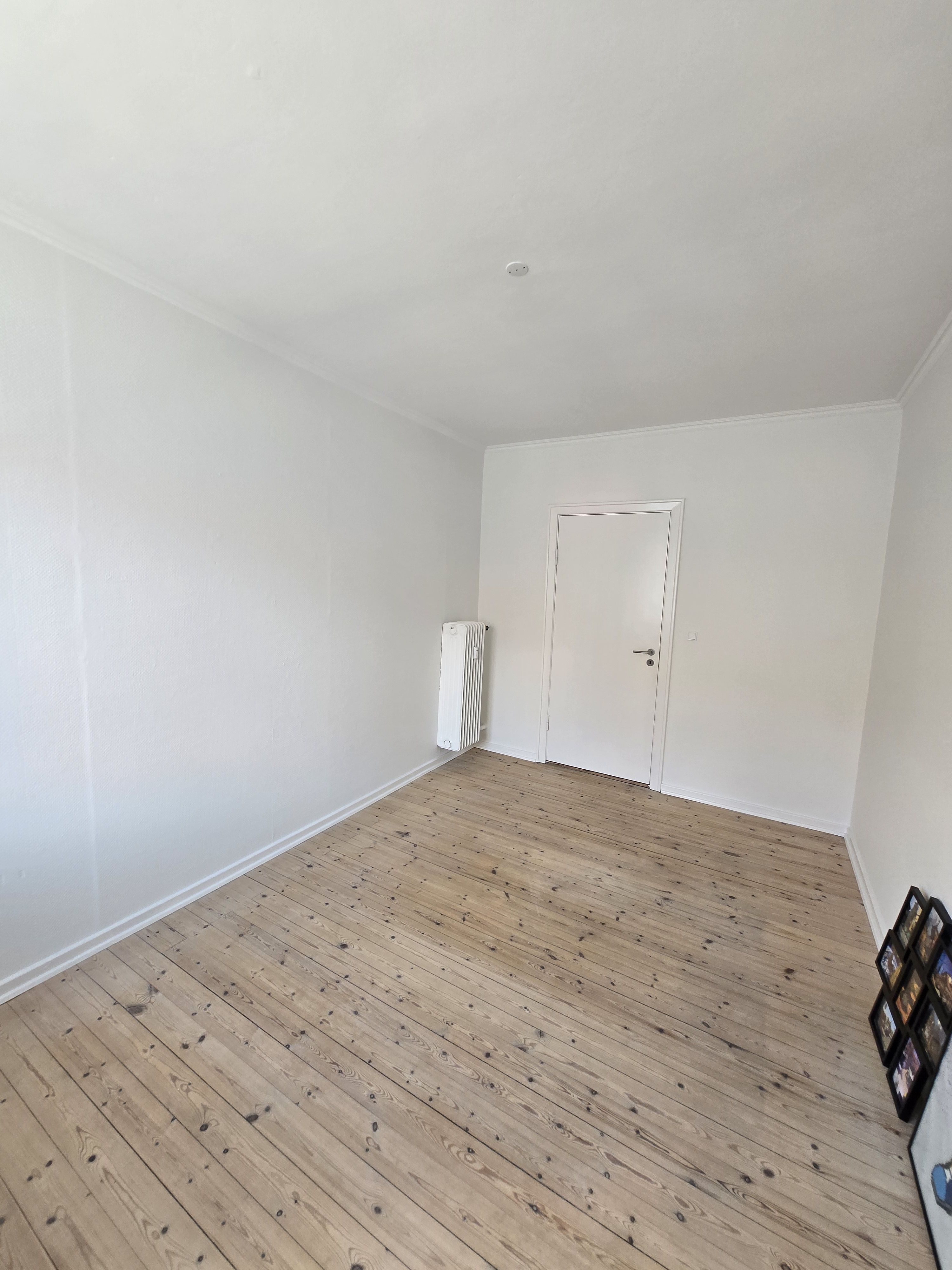 84kvm apartment. 12kvm rooom. Looking for roomate