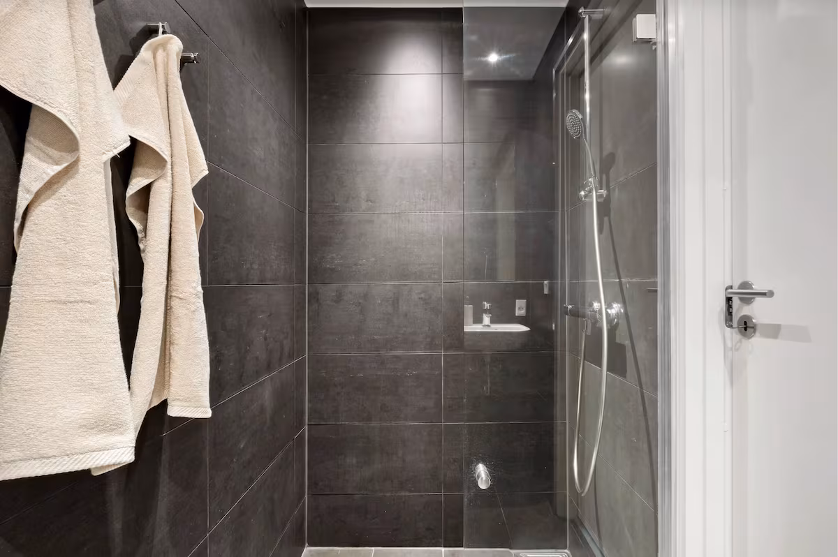 Stylish City Apartment Close to the Beach and Metro – Accommodating 2 Residents – CPR Registration Available