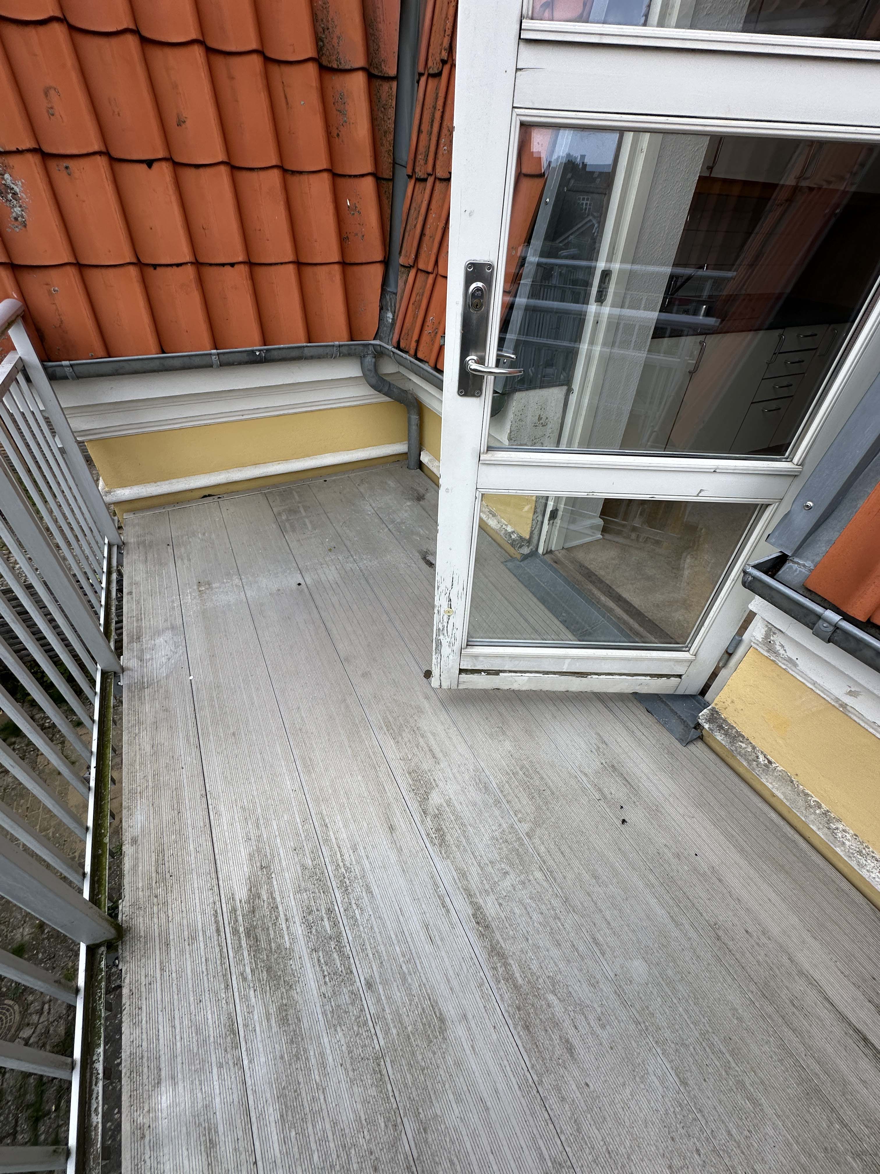 Velindrettet lejlighed med egen altan og adgang til have