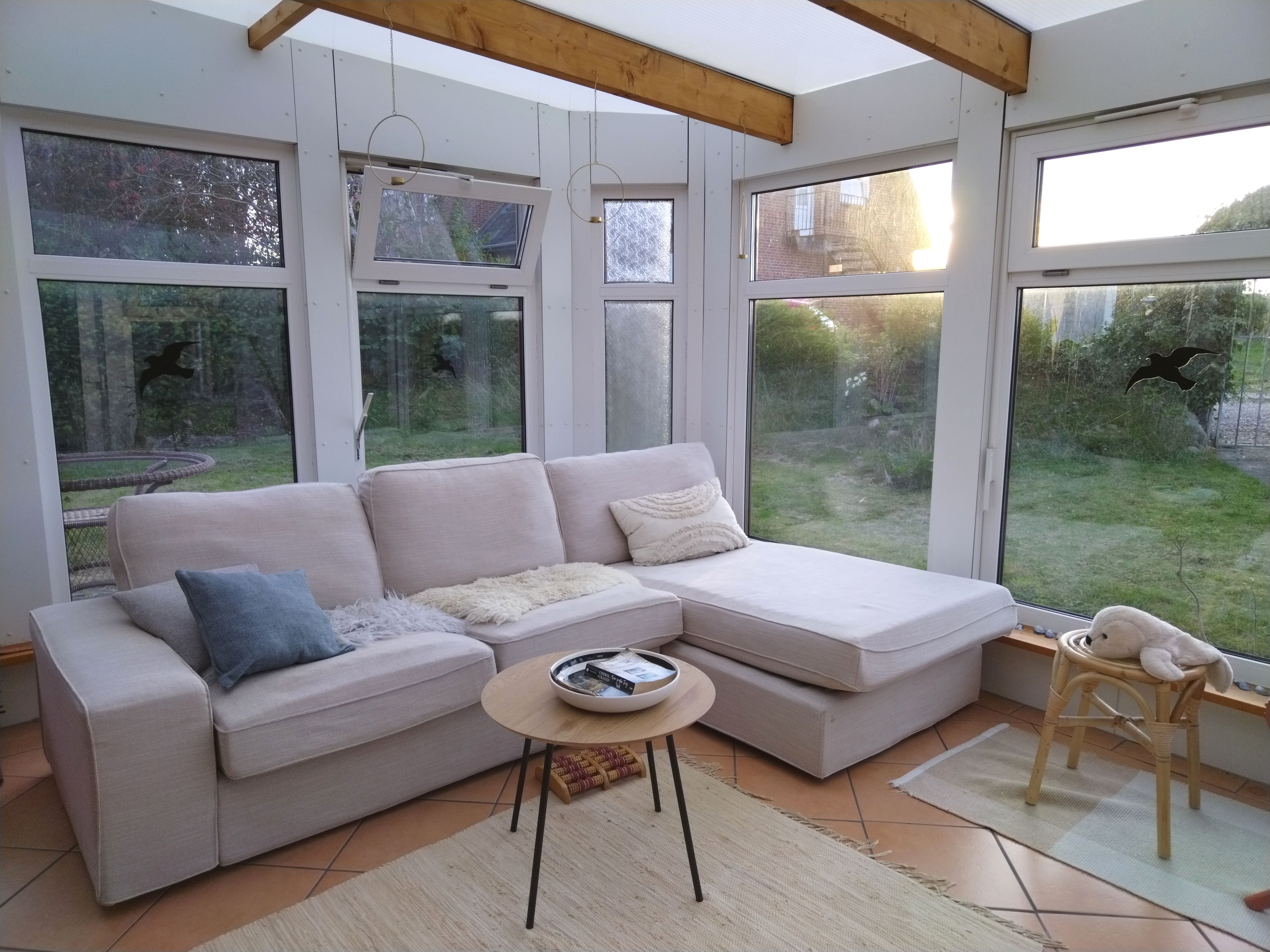 Hus med brændeovn, stor have, udestue, carport og værksted 
