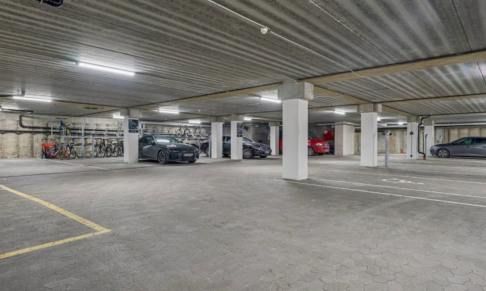 Moderne bolig med åbent køkkenalrum på Frederiksberg