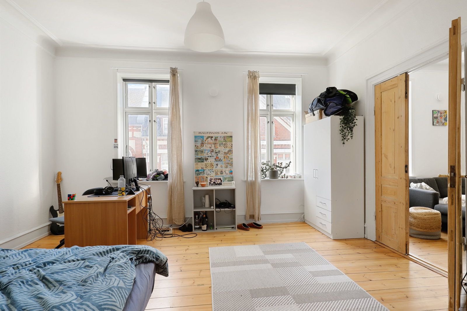 Rummelig 5-værelses på 151 m2 med klassiske detaljer, delevenlig planløsning og parkering – husdyr tilladt