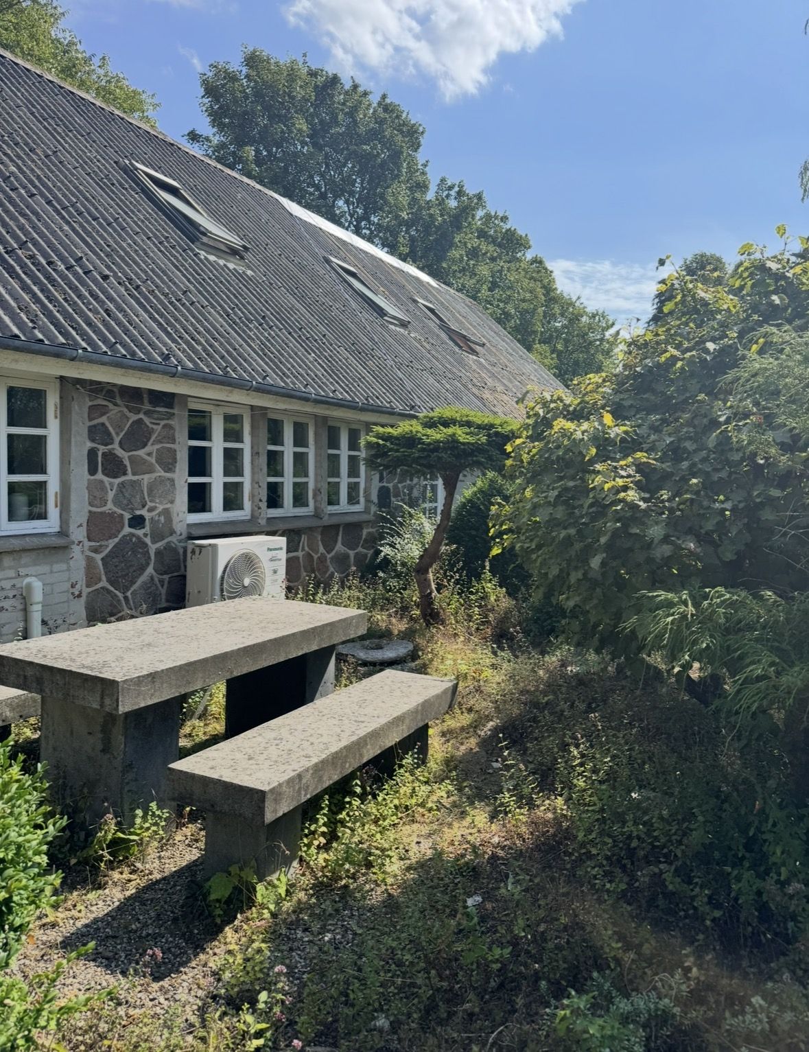 Landlig idyl i velfungerende landsby uden for Bjerringbro