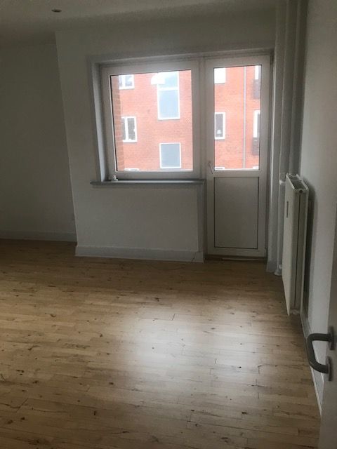 Flot stor 3 værelses til leje med altan.  ( 1 Måned gratis husleje ) 