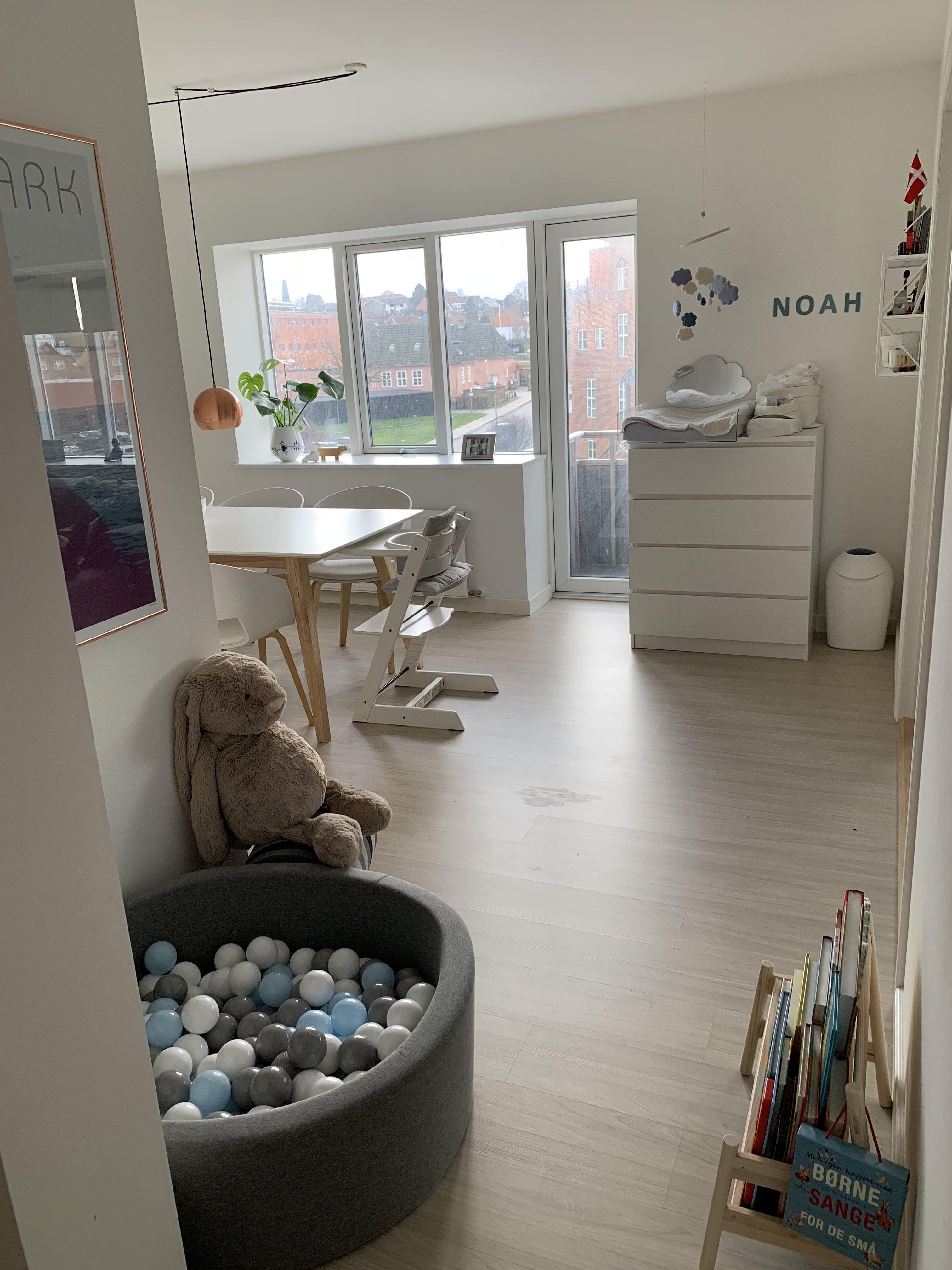 Nyrenoveret og velindrettet lejlighed i Kolding C med altan.