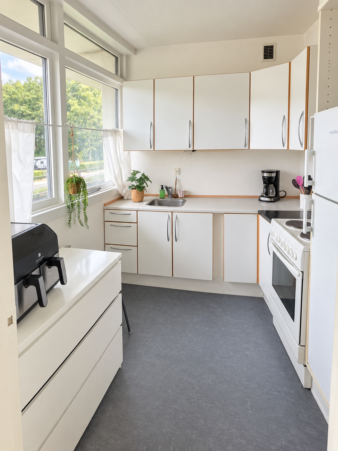 Lys og veldisponeret 2-værelses lejlighed på 58 m² med lukket altan i Dalum med parkering!