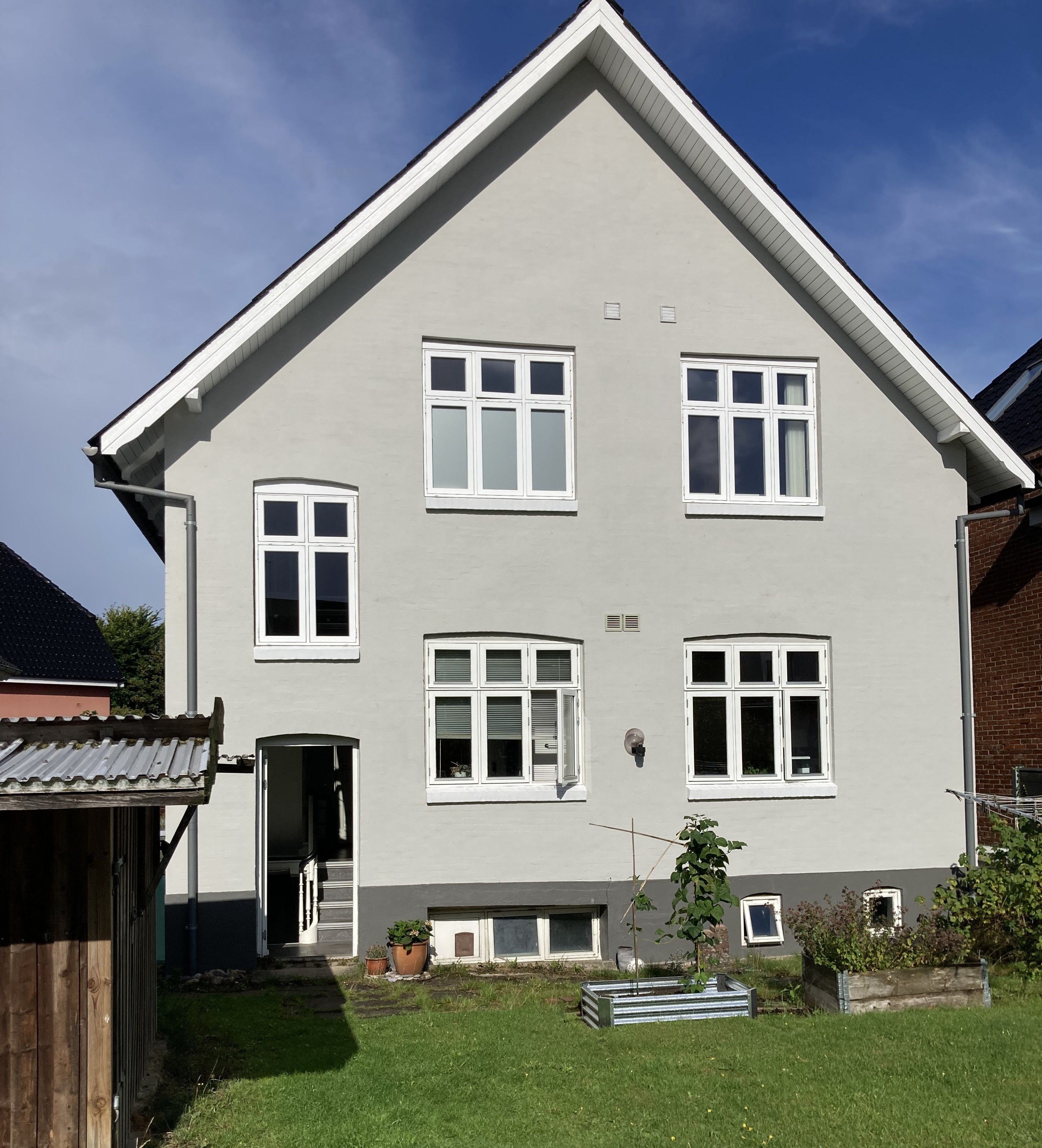 Hyggelig og lys lejlighed med have og egen carport
