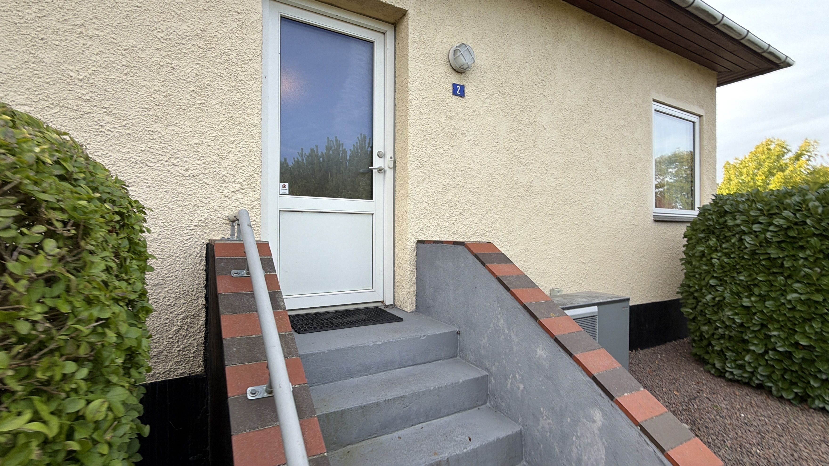 Hyggelig bungalow med fuld kælder, gulvvarme og privat have – Sjunkeby