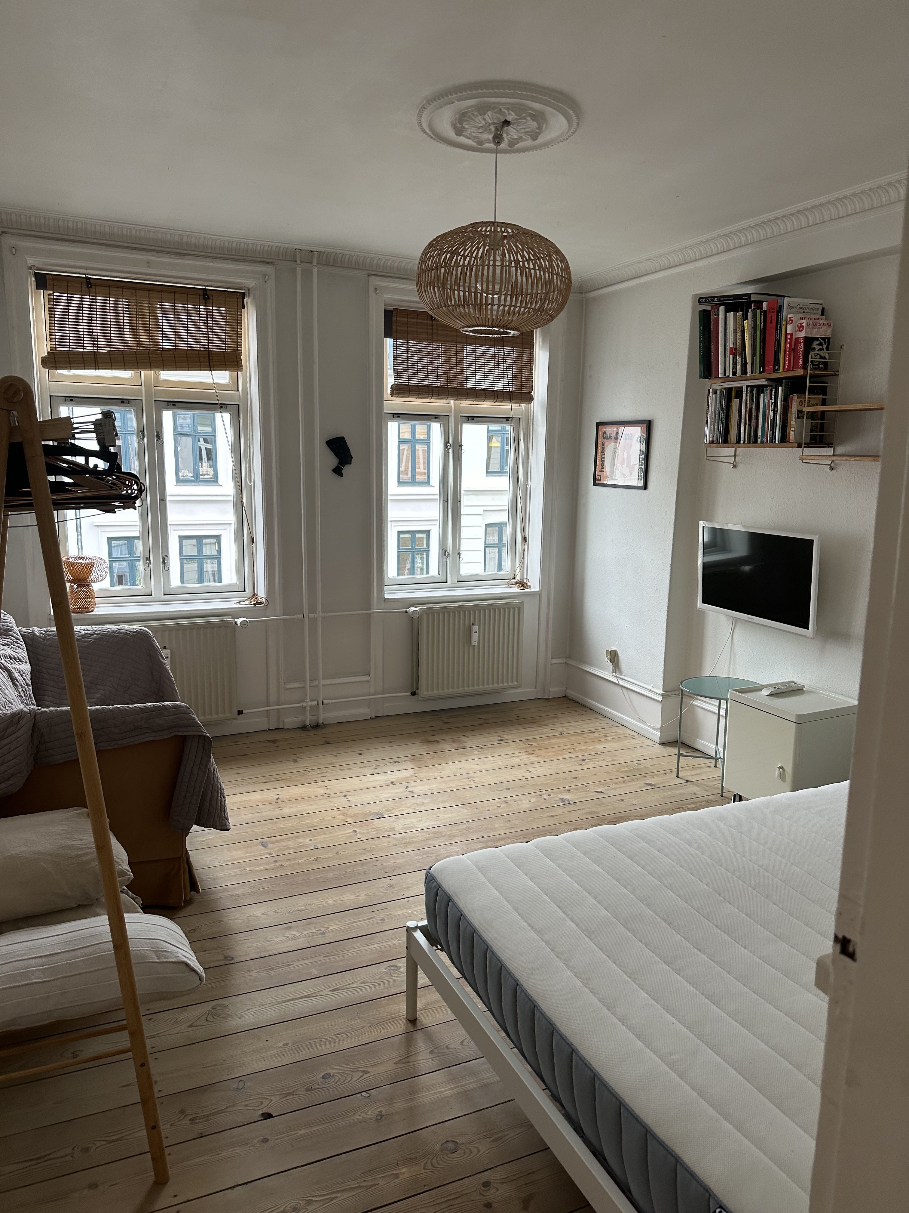 Cosy Fully Furnished Studio Apartment with South-Facing Balcony, photo 1