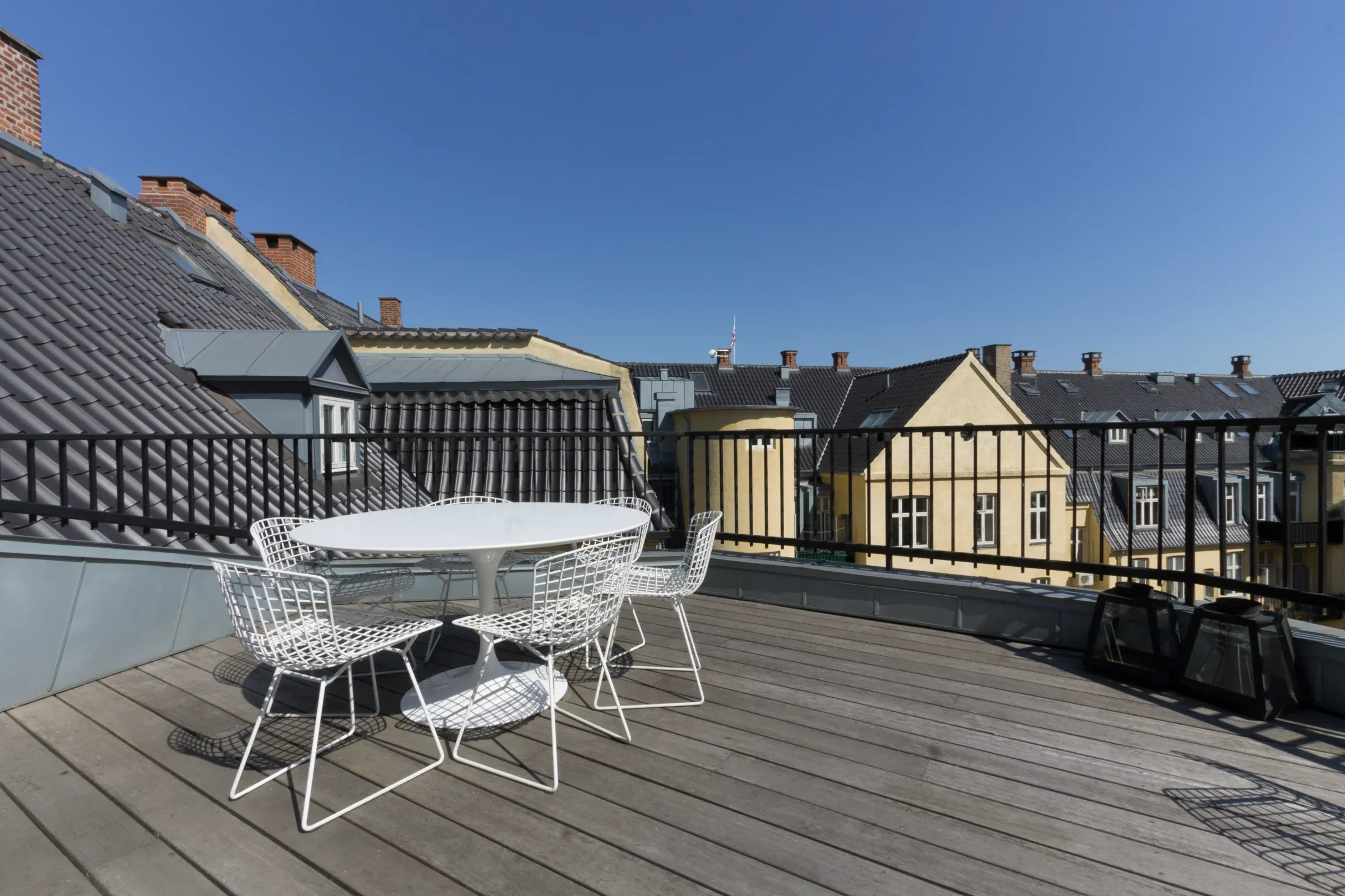 Smuk lejlighed med stor tagterrasse