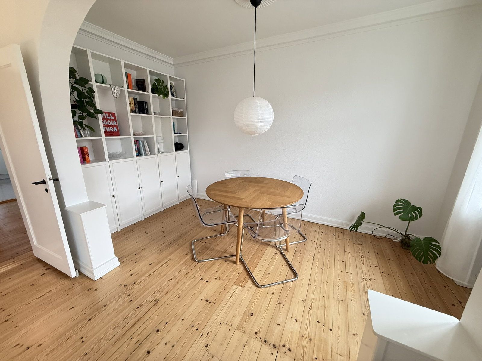 Lys 3-værelses på 82 m2 med plankegulve, buet rumdeling og mulighed for egen vaskemaskine i kælderen.