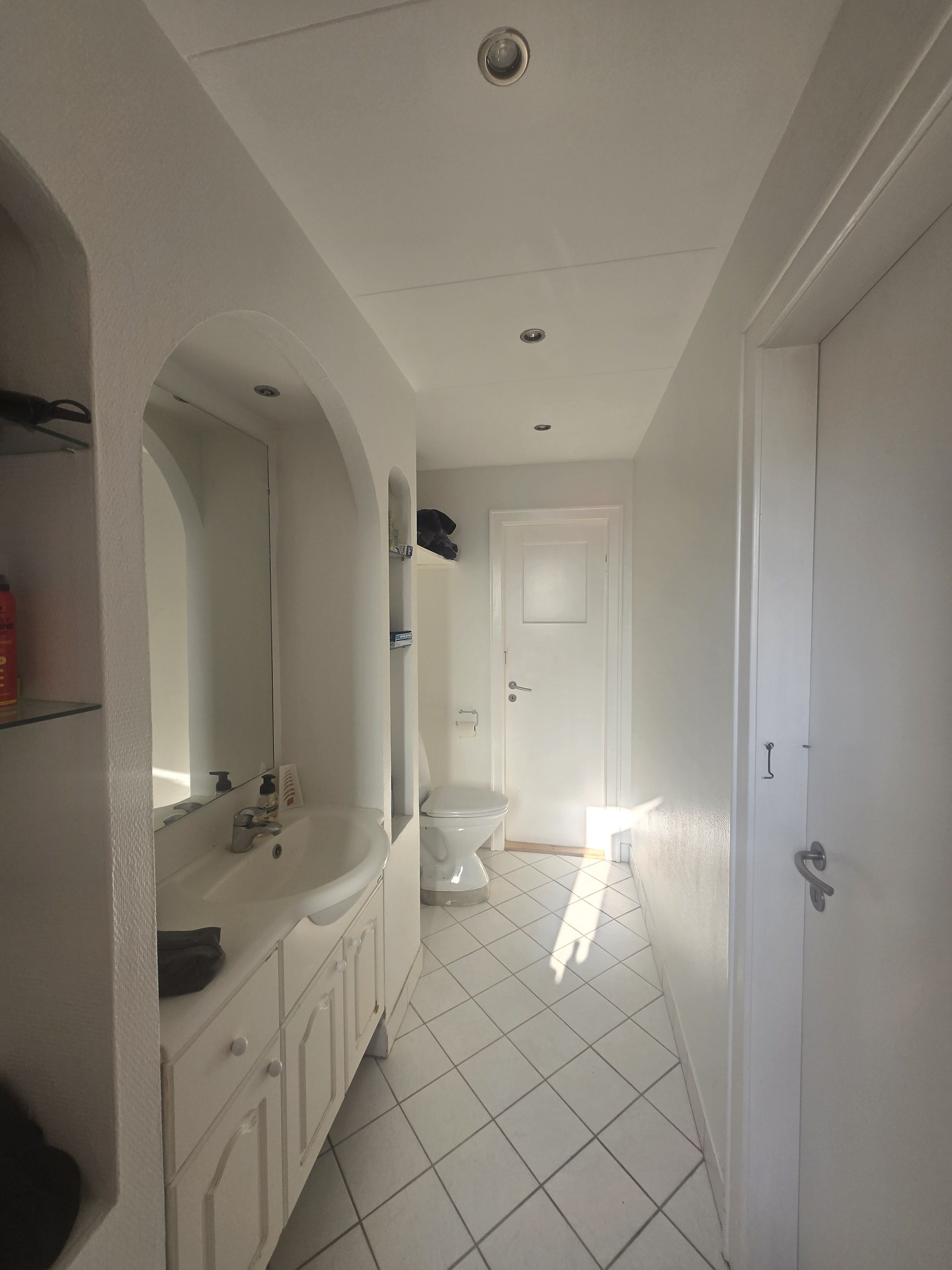 84kvm apartment. 12kvm rooom. Looking for roomate
