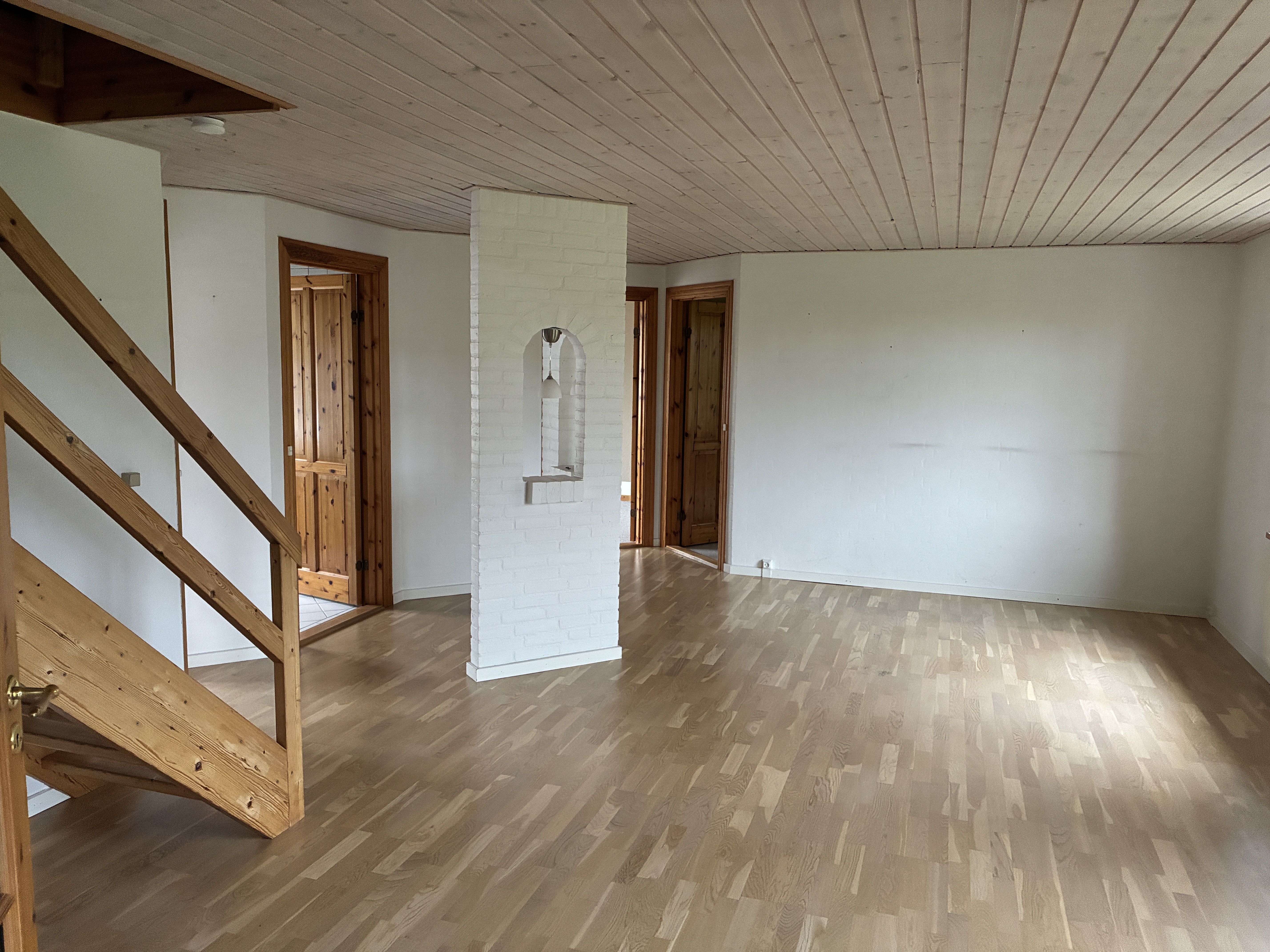 Rummeligt hus på landet med 6 værelser og stor have