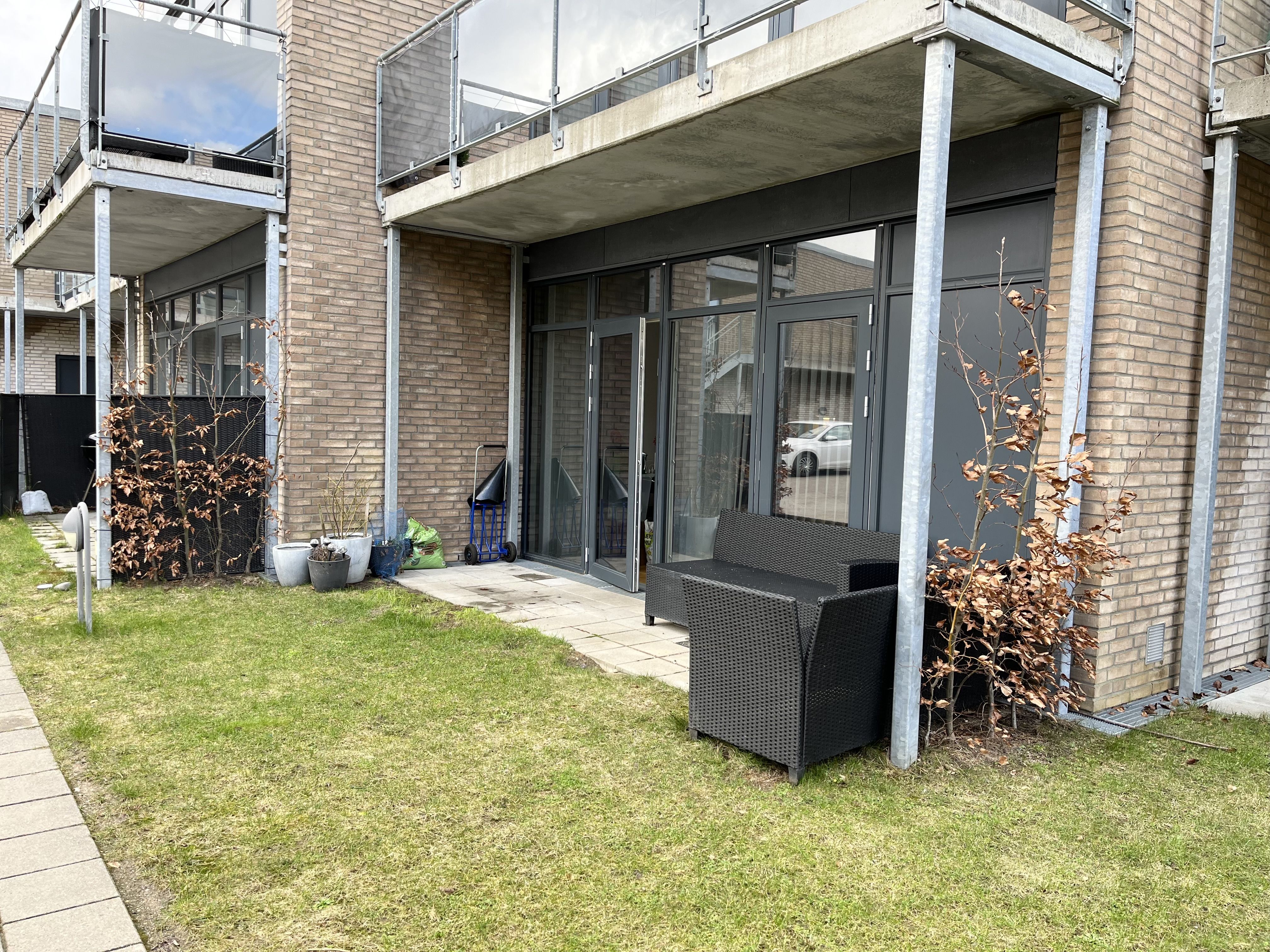 Lys og moderne 2-værelses med flot køkken og bad. 
