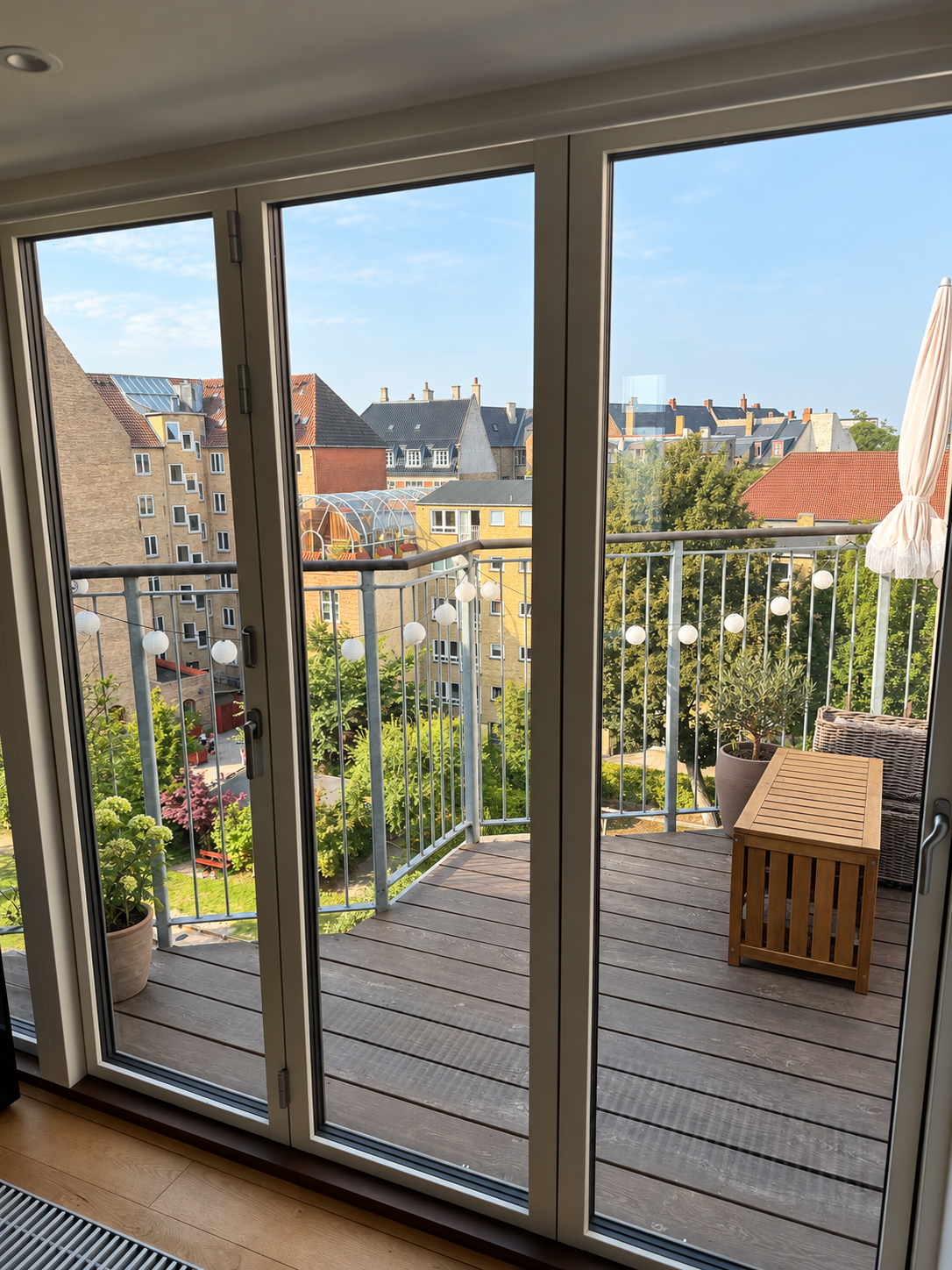 Sjældent udbudt taglejlighed med privat tagterrasse og udsigt til søerne
