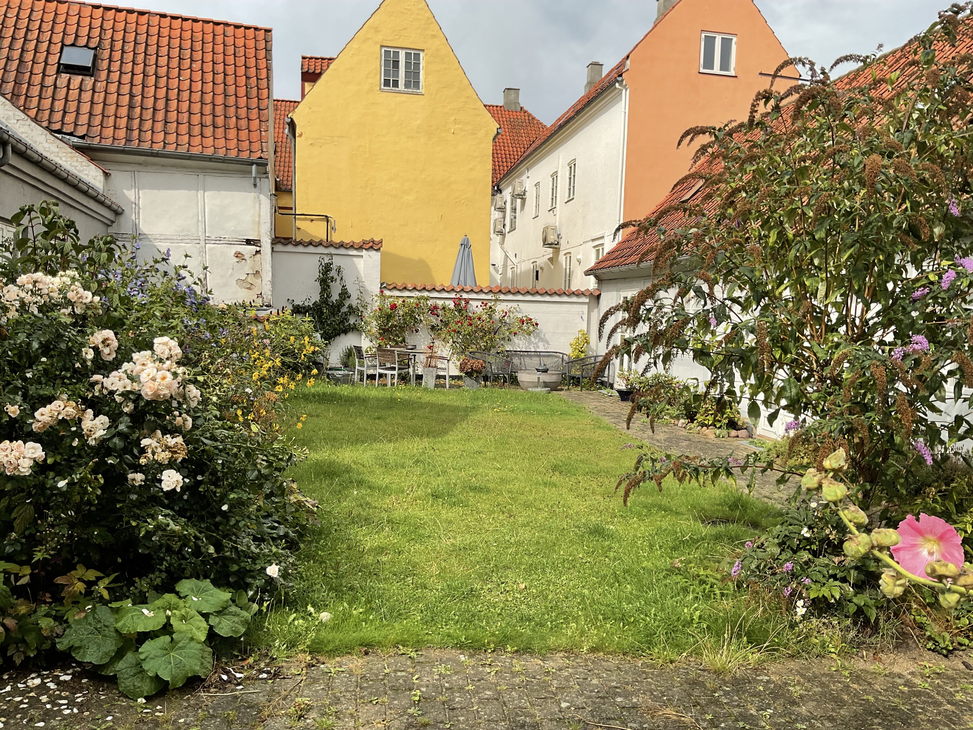Central beliggenhed, gårdhave, i god stand; Central, shared garden, recently decorated. 