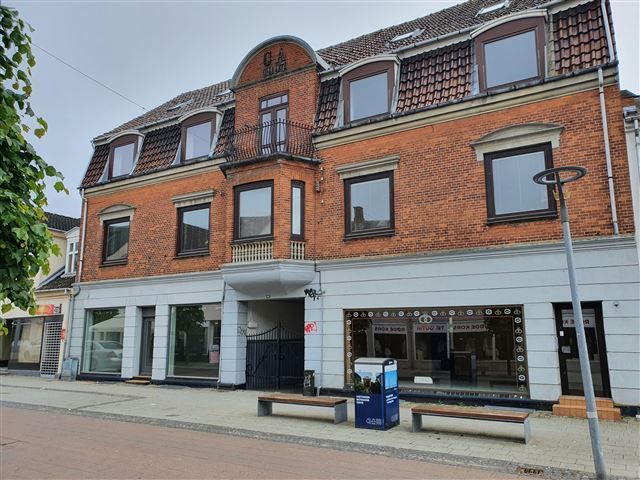 Lys og centralbeliggende 2-værelses lejlighed