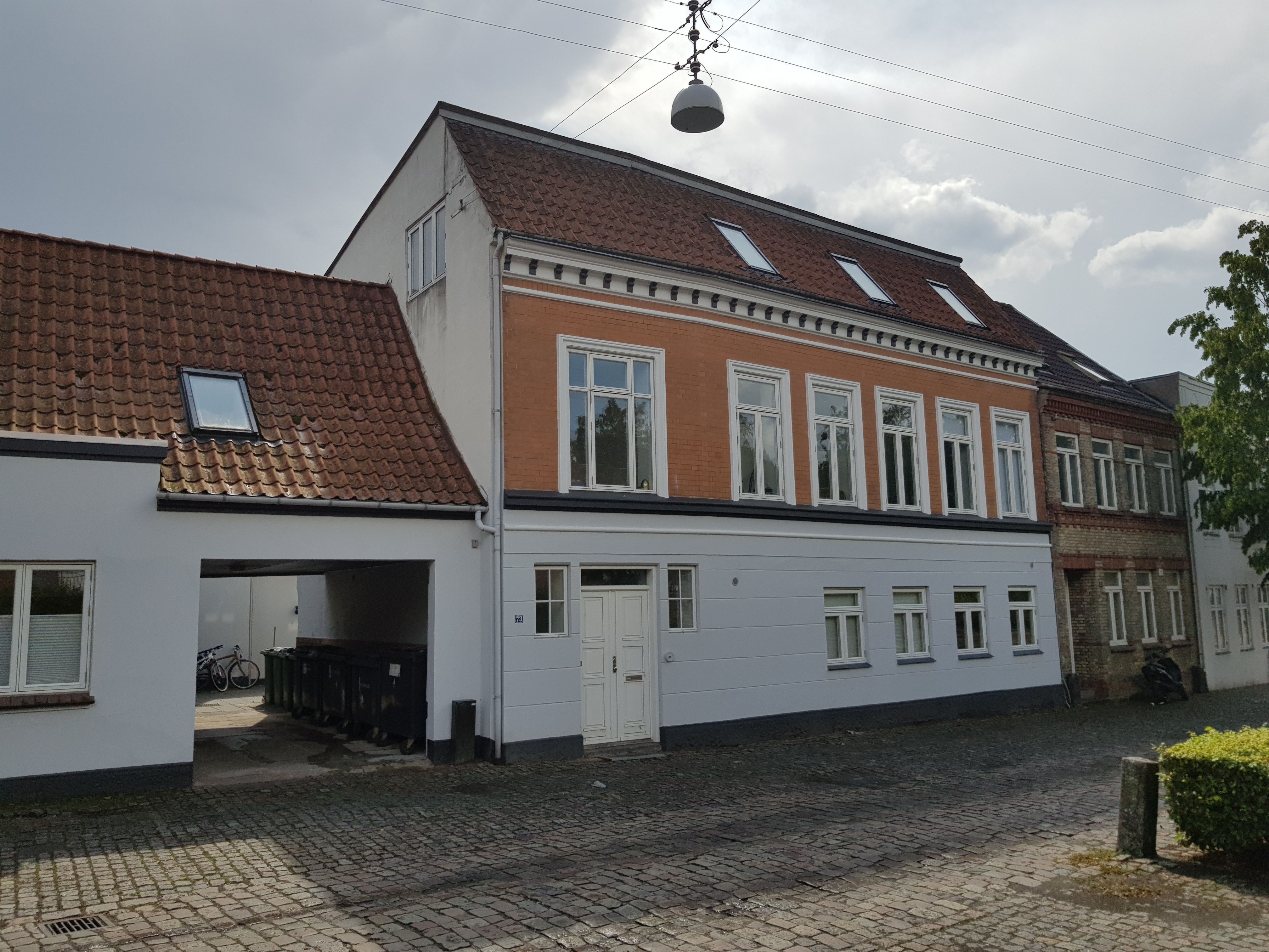 Lækker nyere 3 værelses lejlighed på 1. sal og tæt på gågaden.