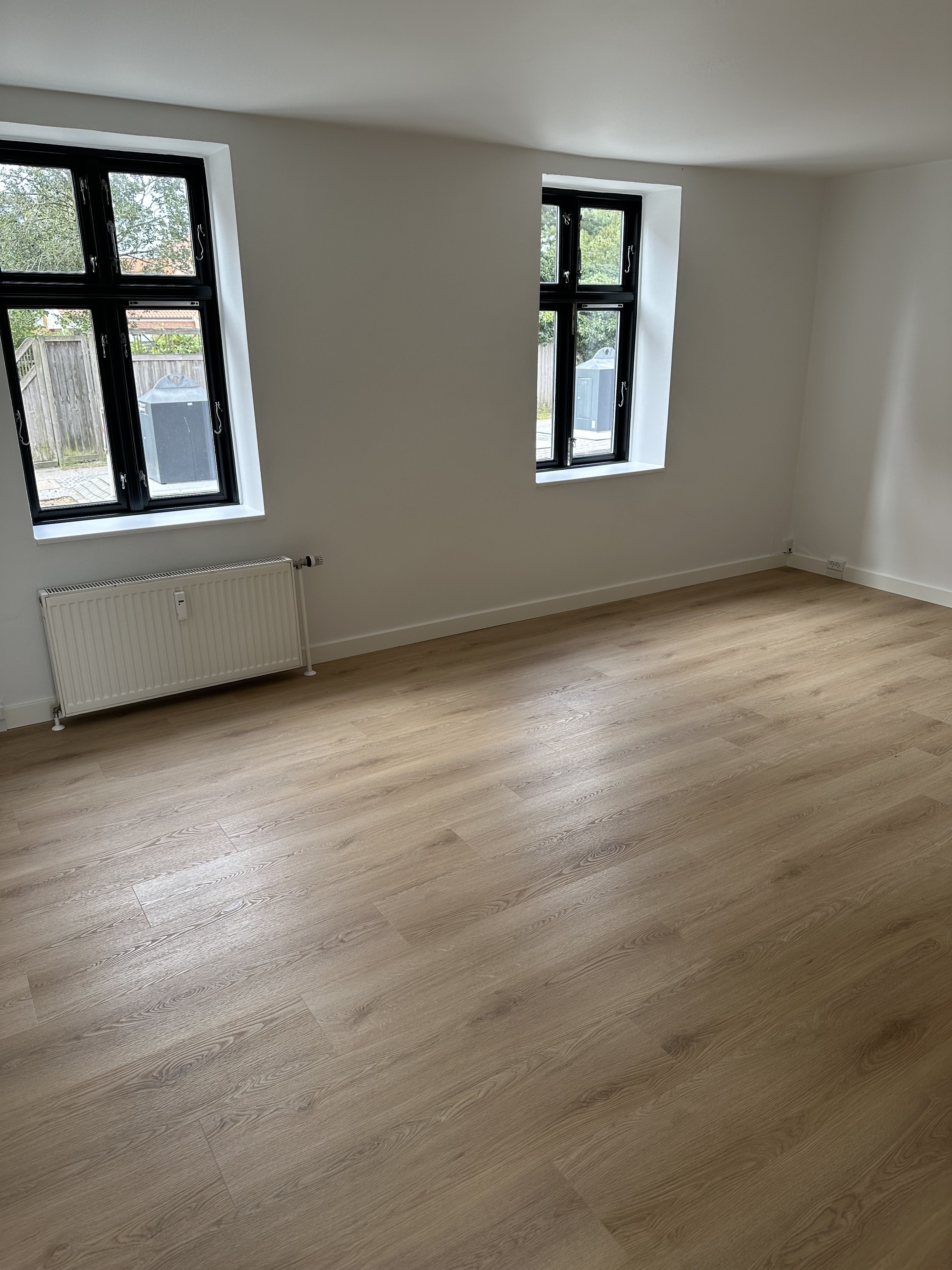 Fin 3 værelses lejlighed i stueplan tæt på banegården og Campus.