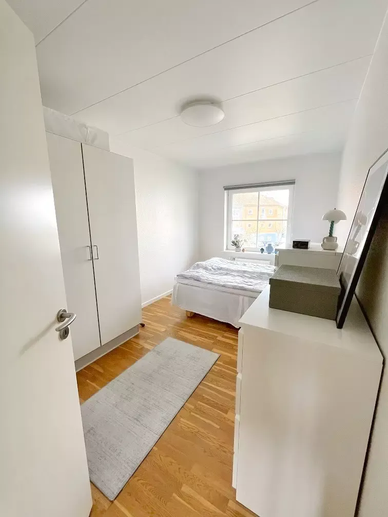 Lys 2-værelses i stueplan med egen terrasse, parkering og husdyr tilladt – 50 m2