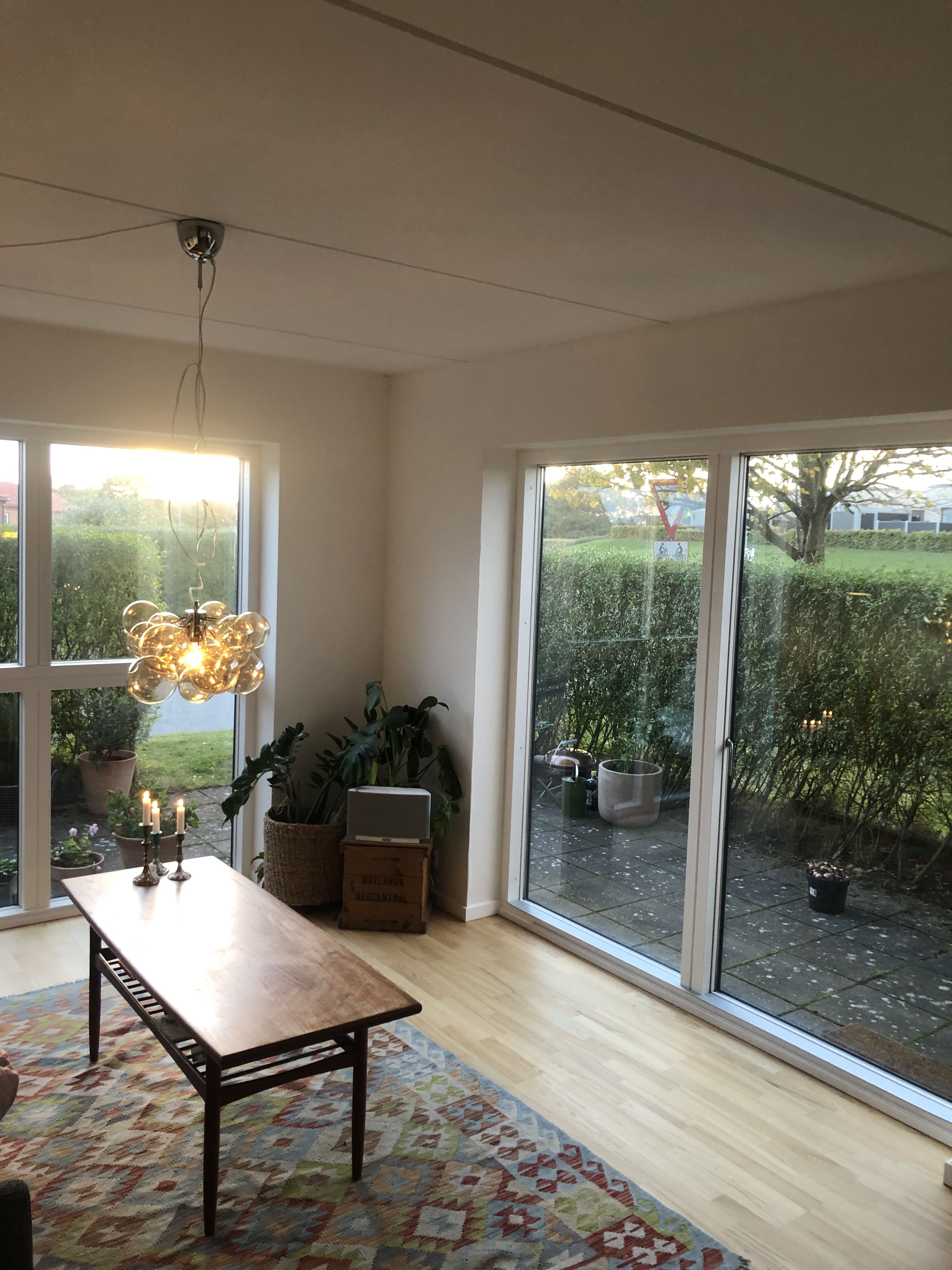 Lys 2-værelses lejlighed i Viborg med terrasse og egen udgang til grønt område