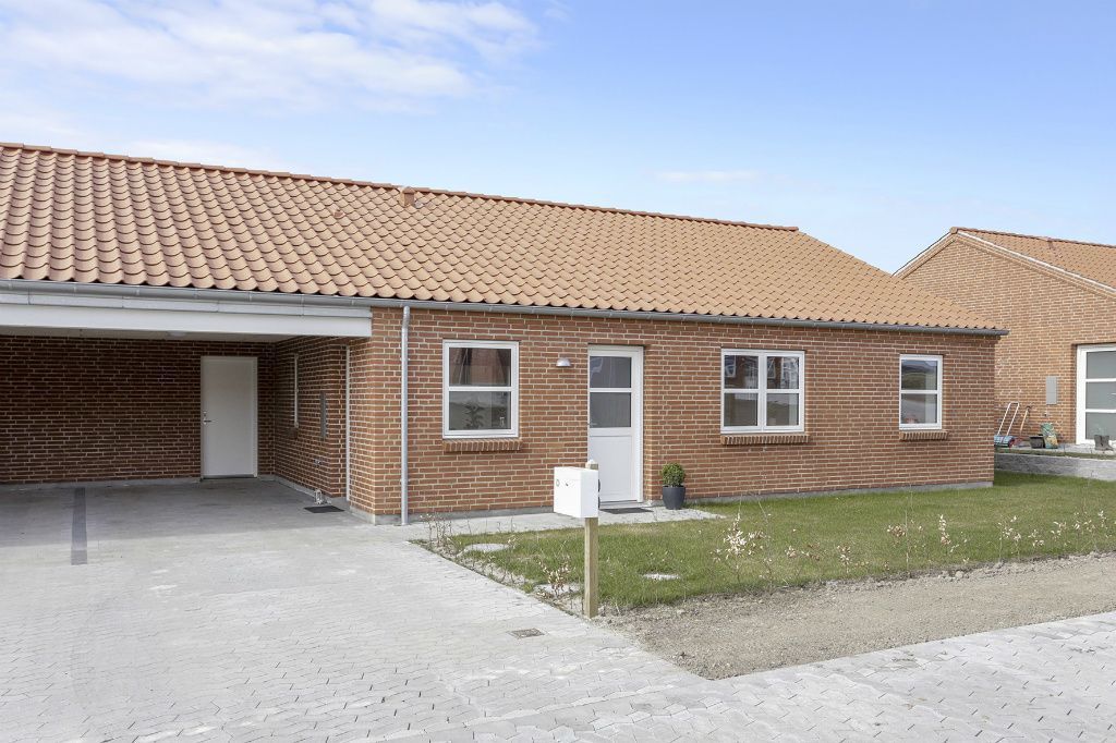 Flot ét-plans rækkehus med have, terrasse og carport