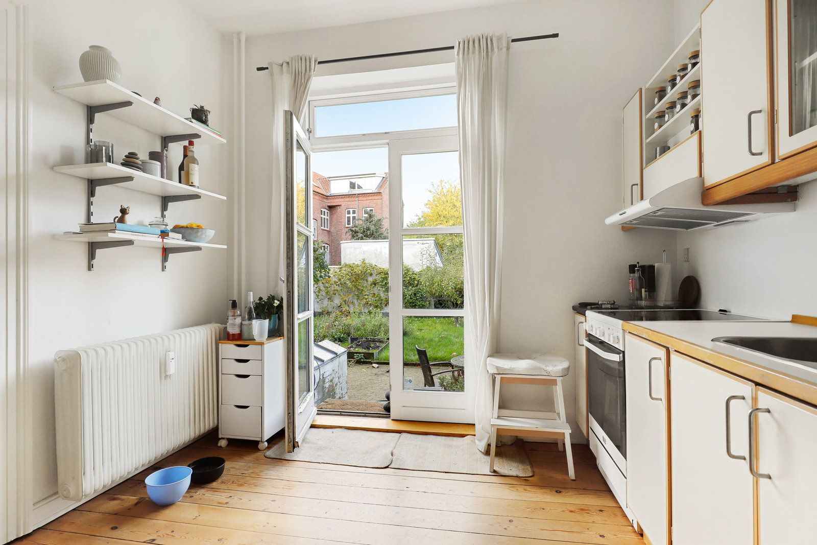 Charmerende 3-værelses i klassisk rødstensejendom – stueplan med terrasse og adgang til grøn gårdhave
