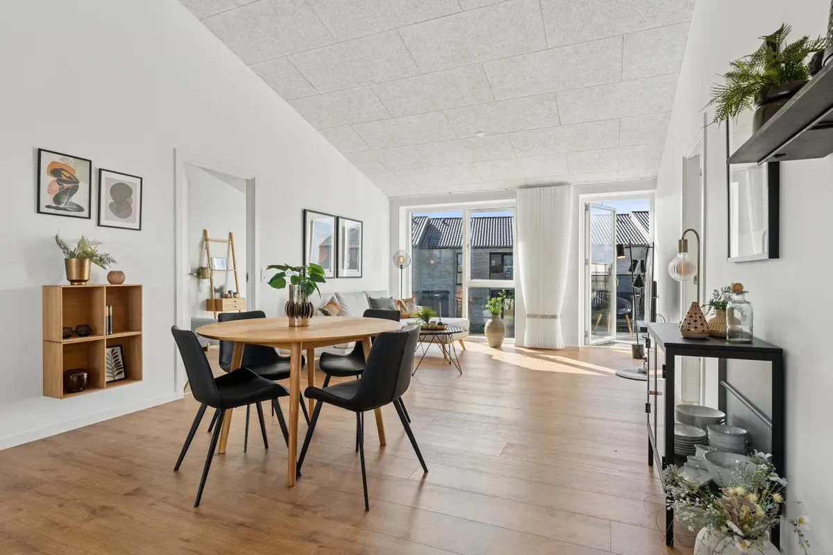 Lys 3-værelses på 82 m2 med terrasse, parkering og opvaskemaskine